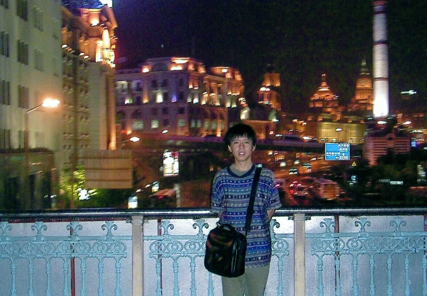 手前が黄浦江。夜の外灘 バンド。全国重点文物保護単位の建物、建築の夜景がきれいです