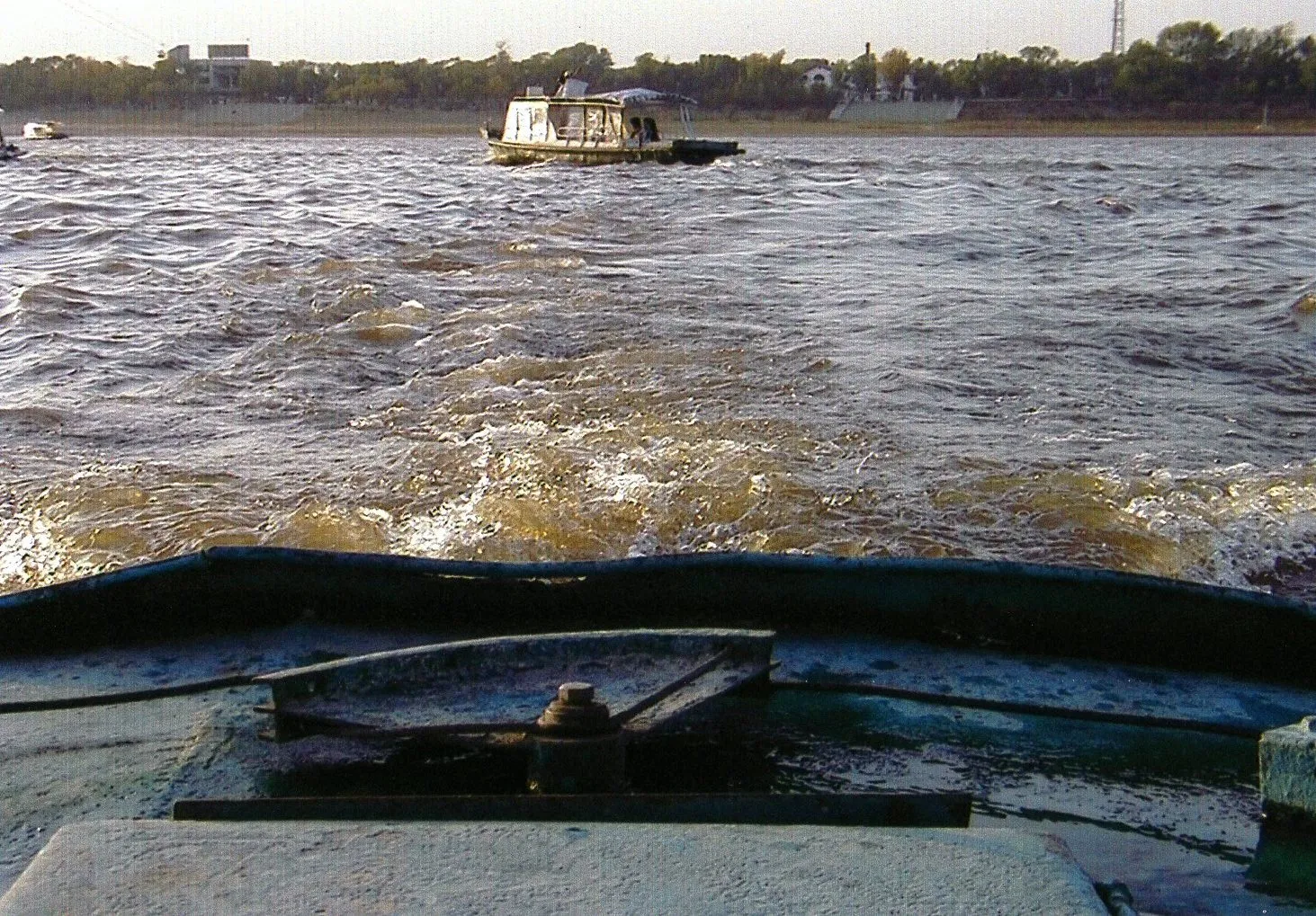 中国黒竜江省哈爾浜(ハルビン)市の松花江の遊覧船からの水しぶき