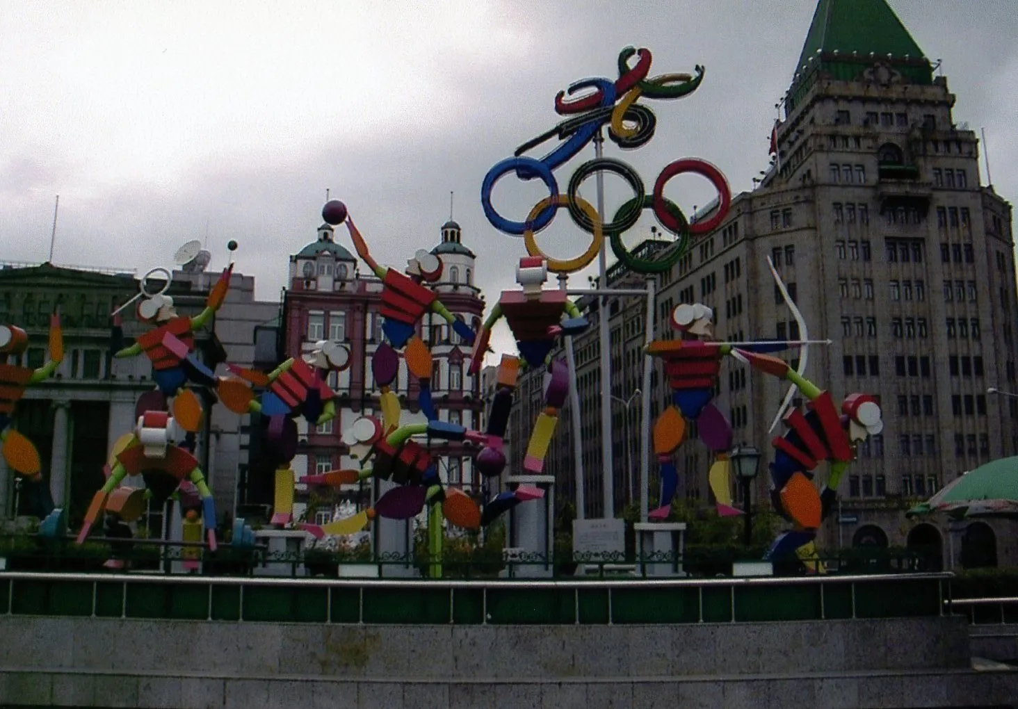 上海へ再び戻って来た所。北京オリンピック開催祈願のモニュメント