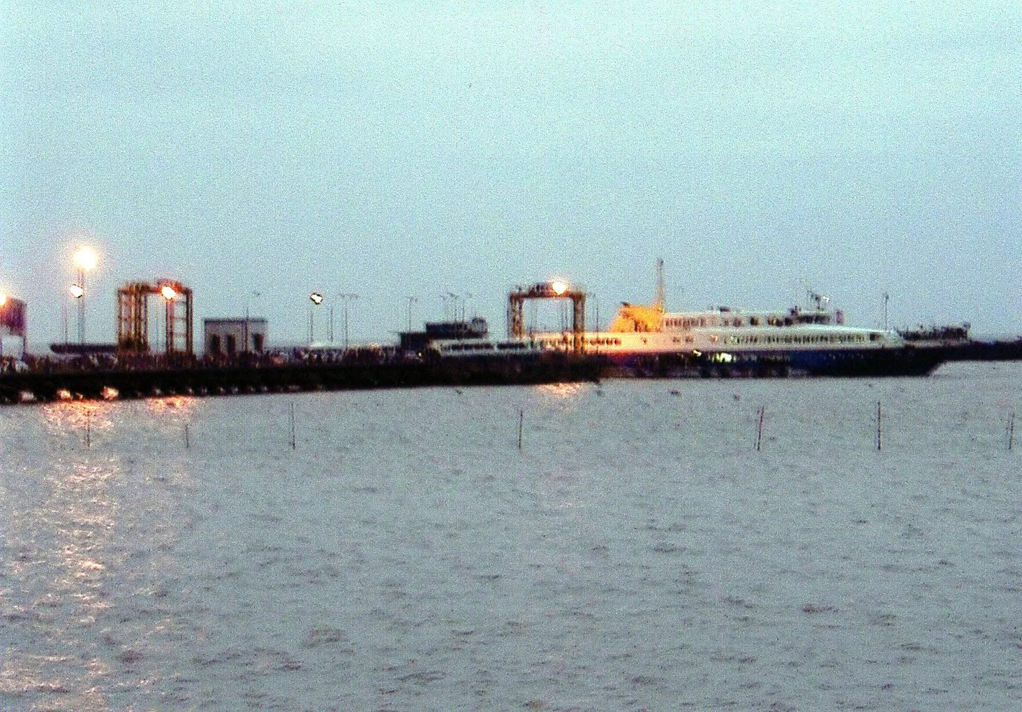 上海の黄浦江と長江が交わる場所で撮影。吴松という地区へ行くのに一日がかりでした。今は地下鉄で楽々行ける。