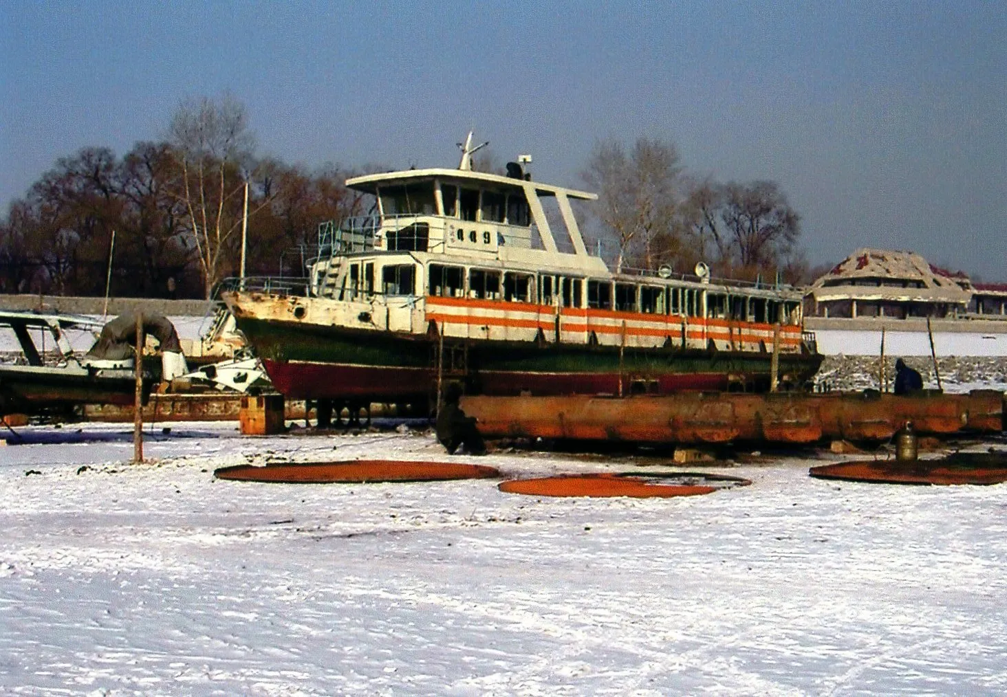 冬の哈爾浜 ハルビン市の太陽島に放置された遊覧船
