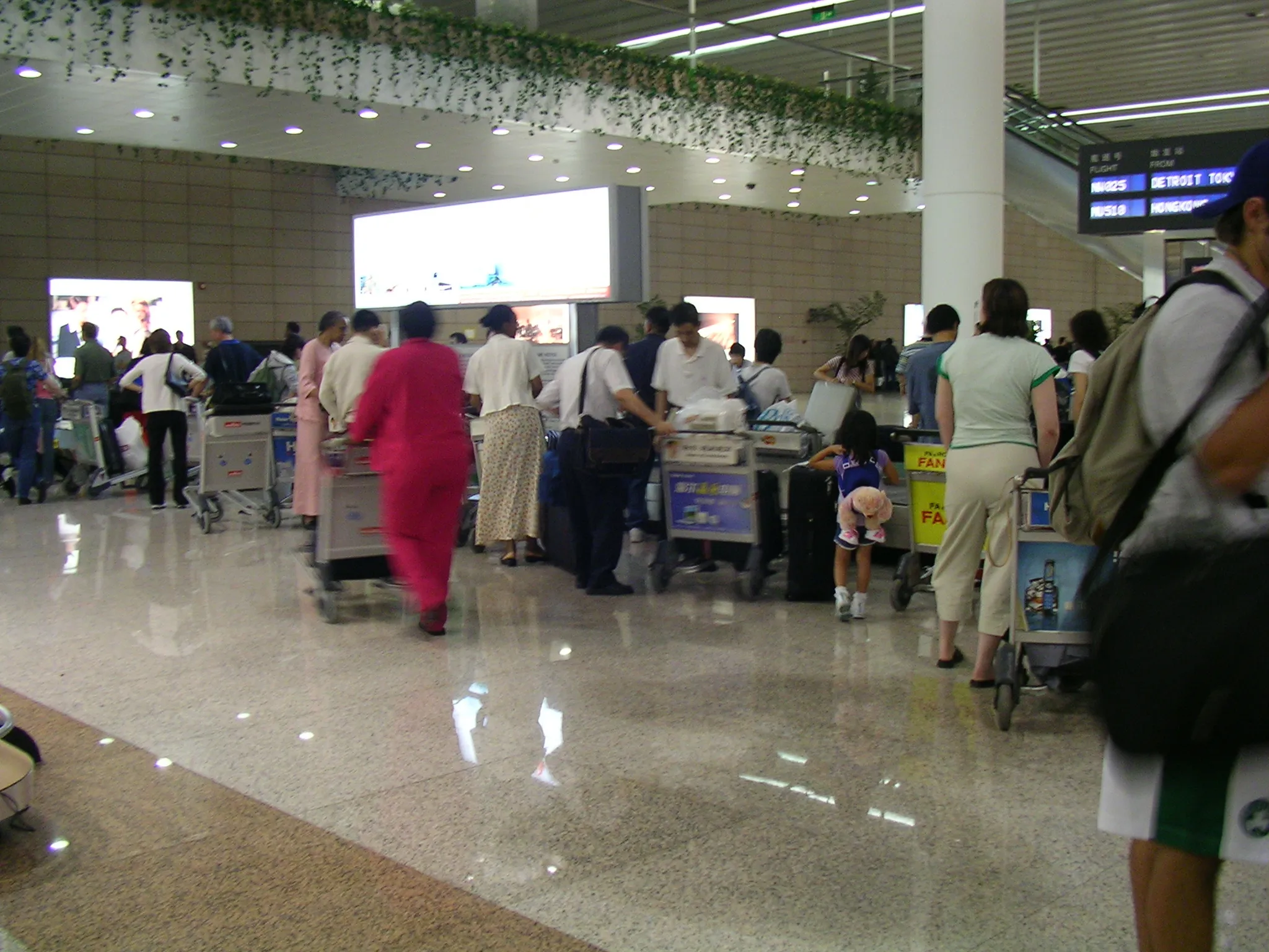 上海の上海浦東国際空港　雑然とした雰囲気は相変わらず