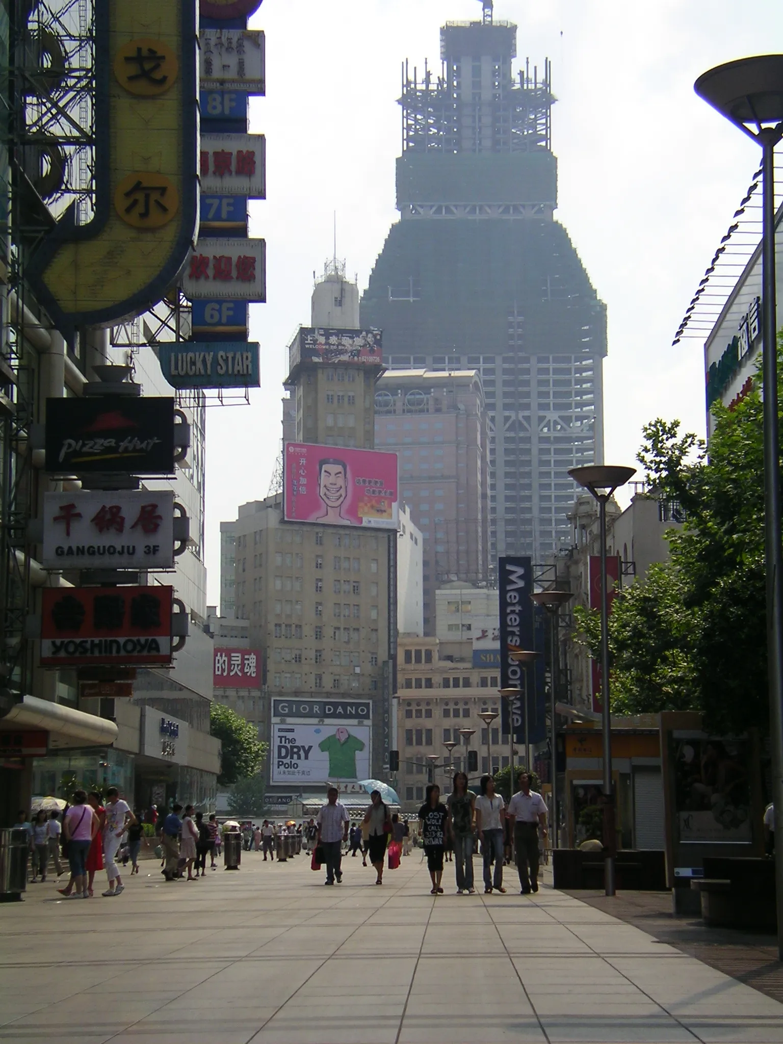 2004年はまだ右側のビルがありませんね