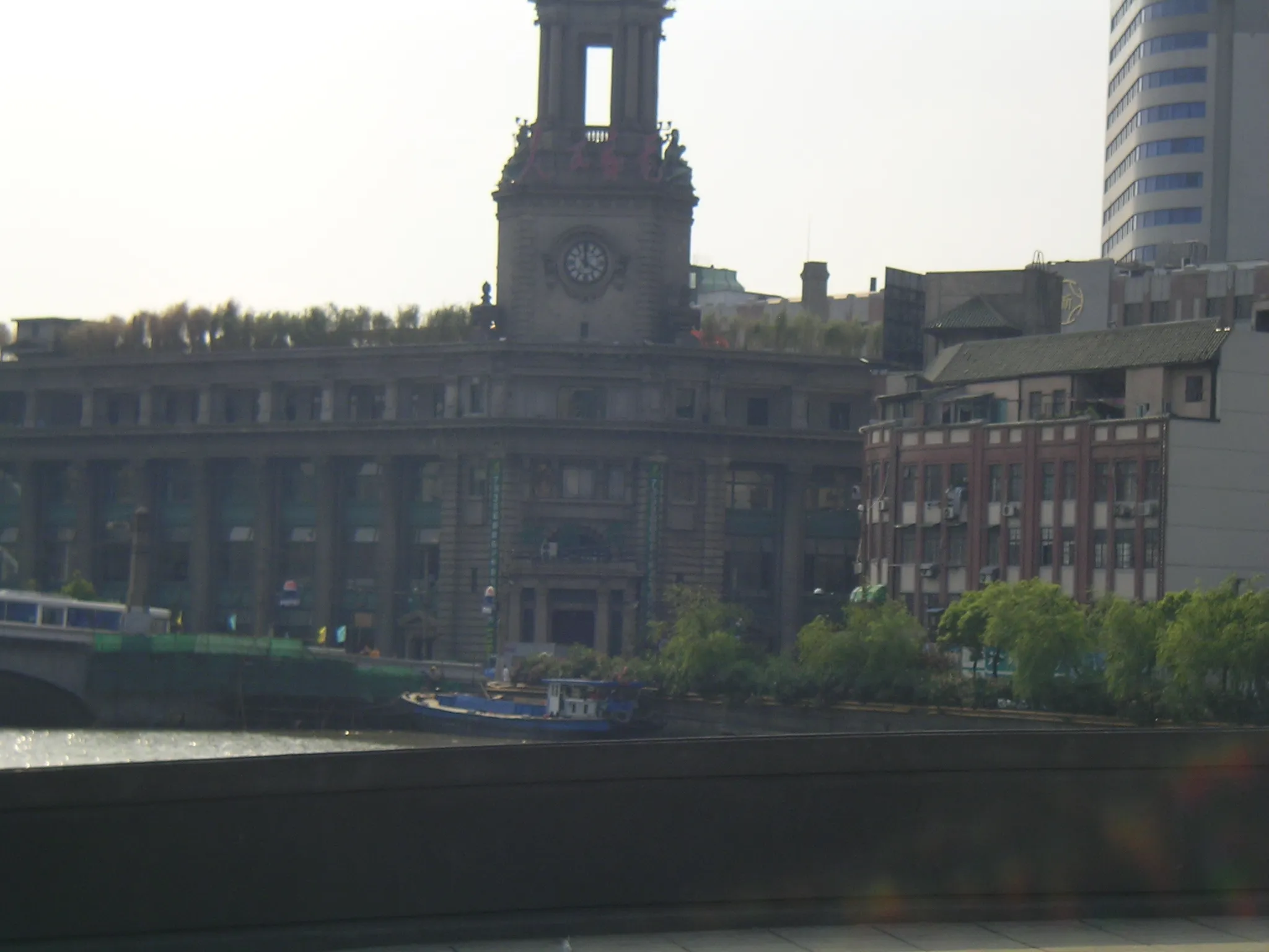 こちらは何かの古い建物