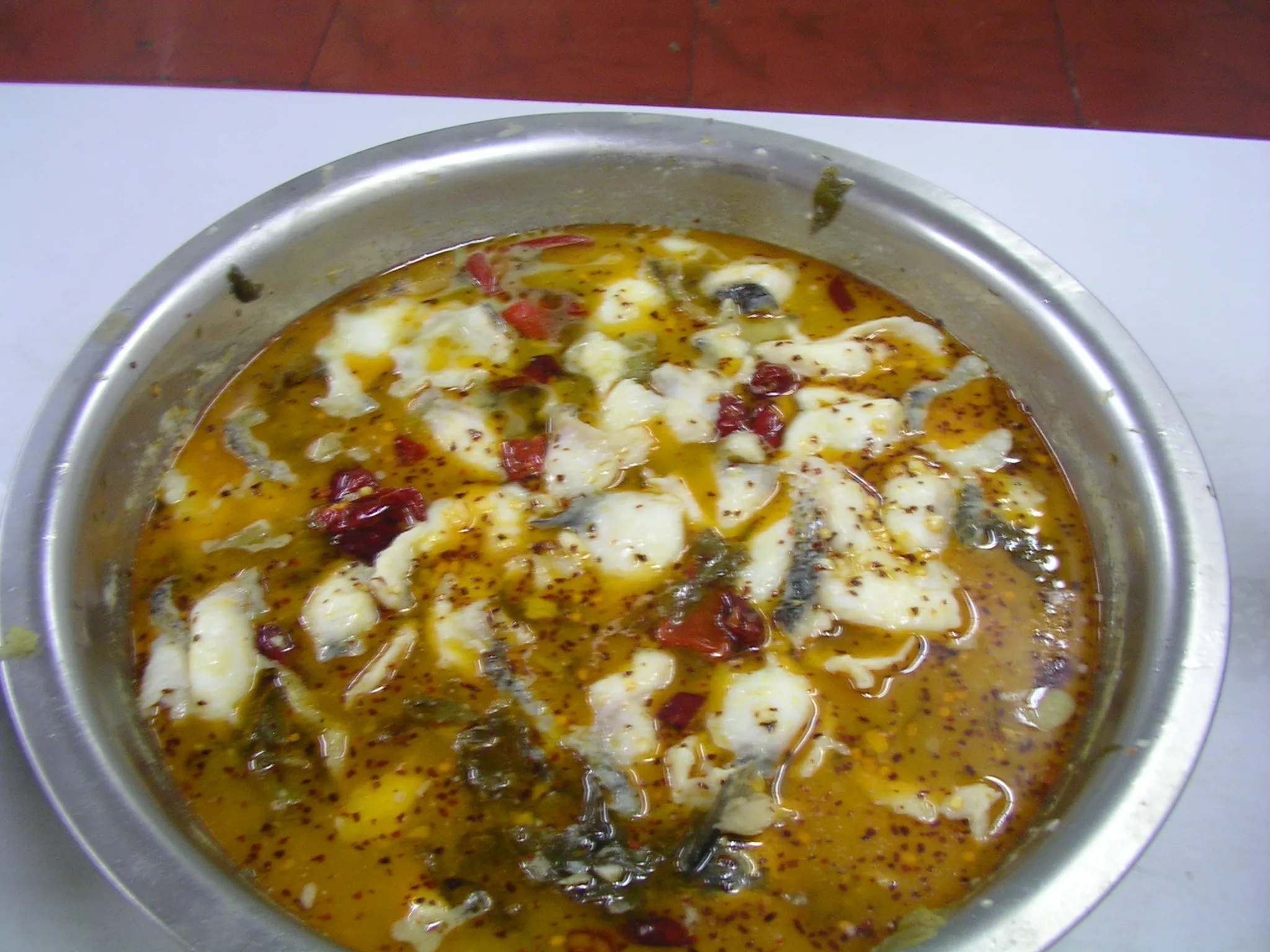 水煮活魚という魚料理。唐辛子入りだけどぜんぜん辛くない