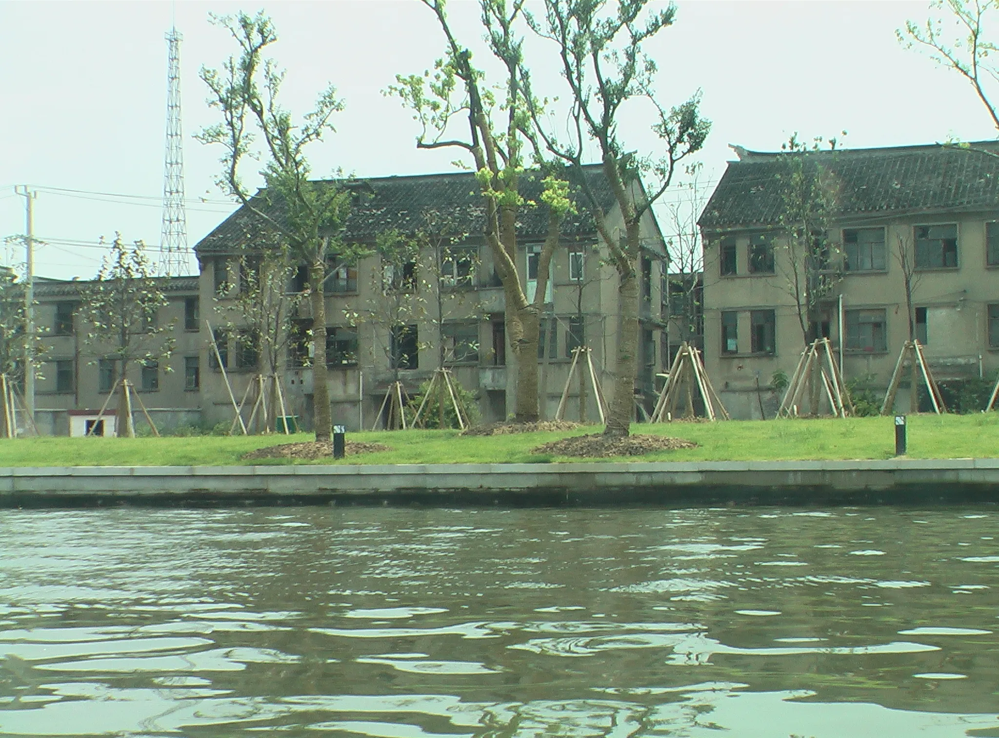 蘇州の観光遊覧船からの眺め。古い家並みが風情あります