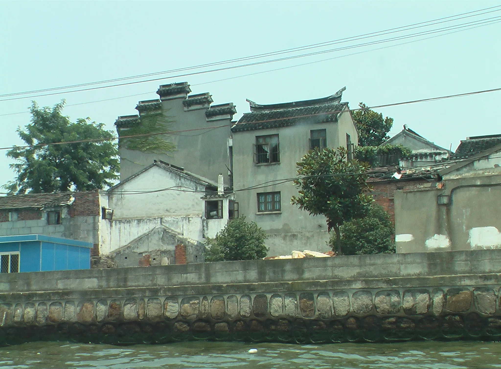 蘇州の古い町並みが遊覧船の窓からのんびりと現れて来ます