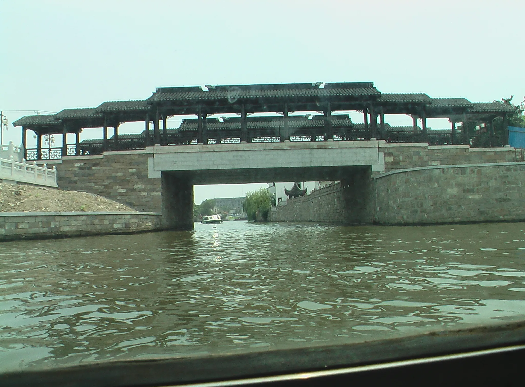 運河が張り巡らされています。今でも蘇州の水運を担っているみたいです。特に農作物の輸送