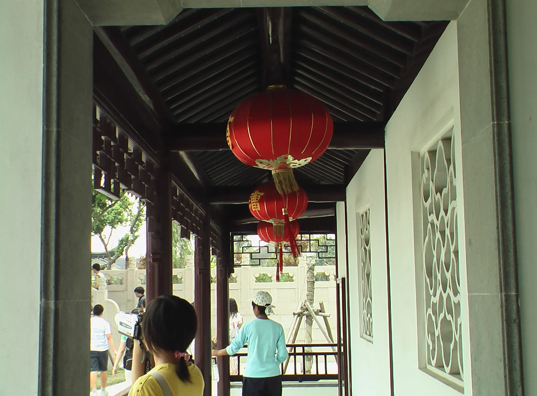 蘇州のどこかの庭園の中の回廊です