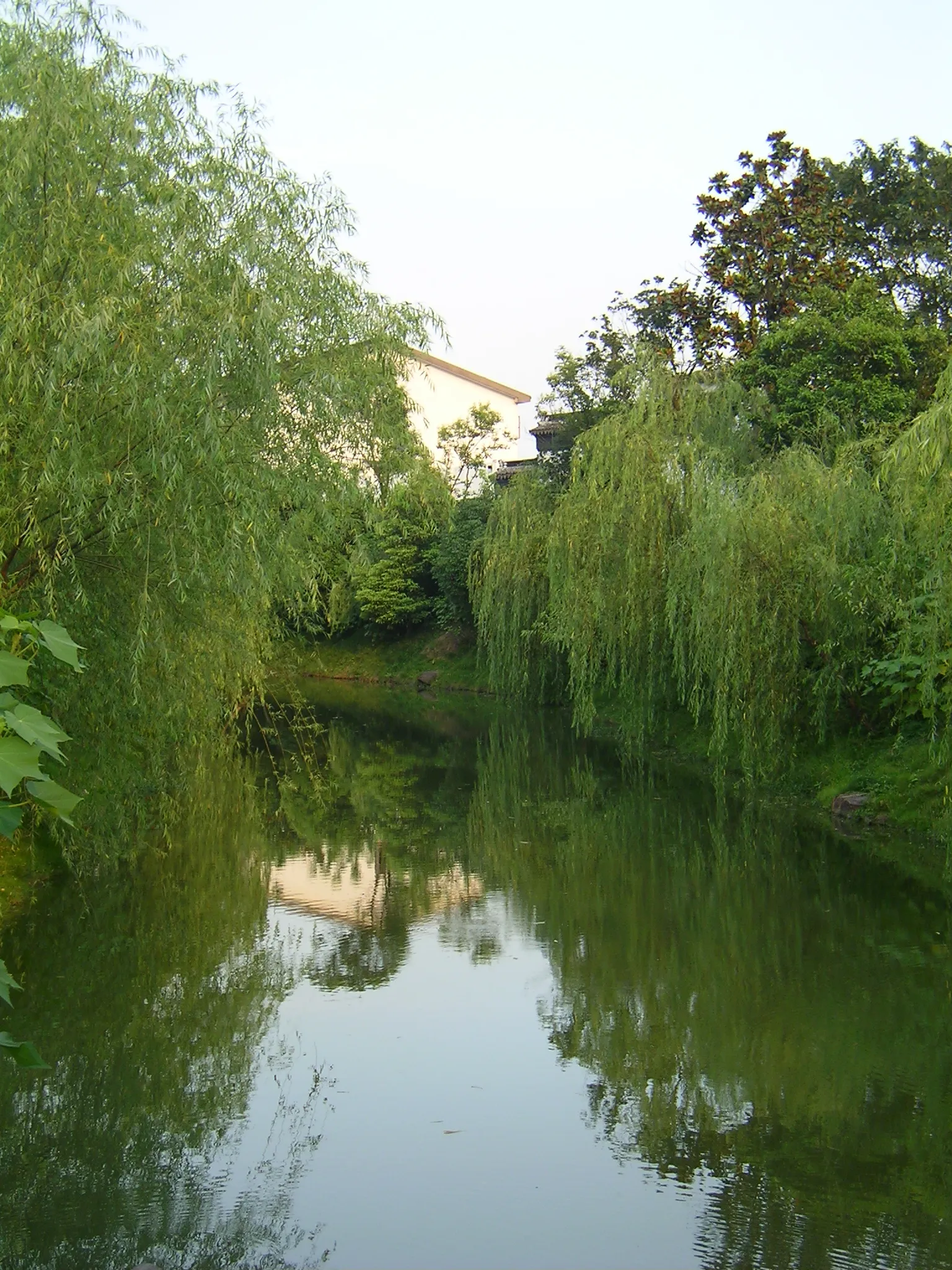 蘇州らしい園内を流れる川