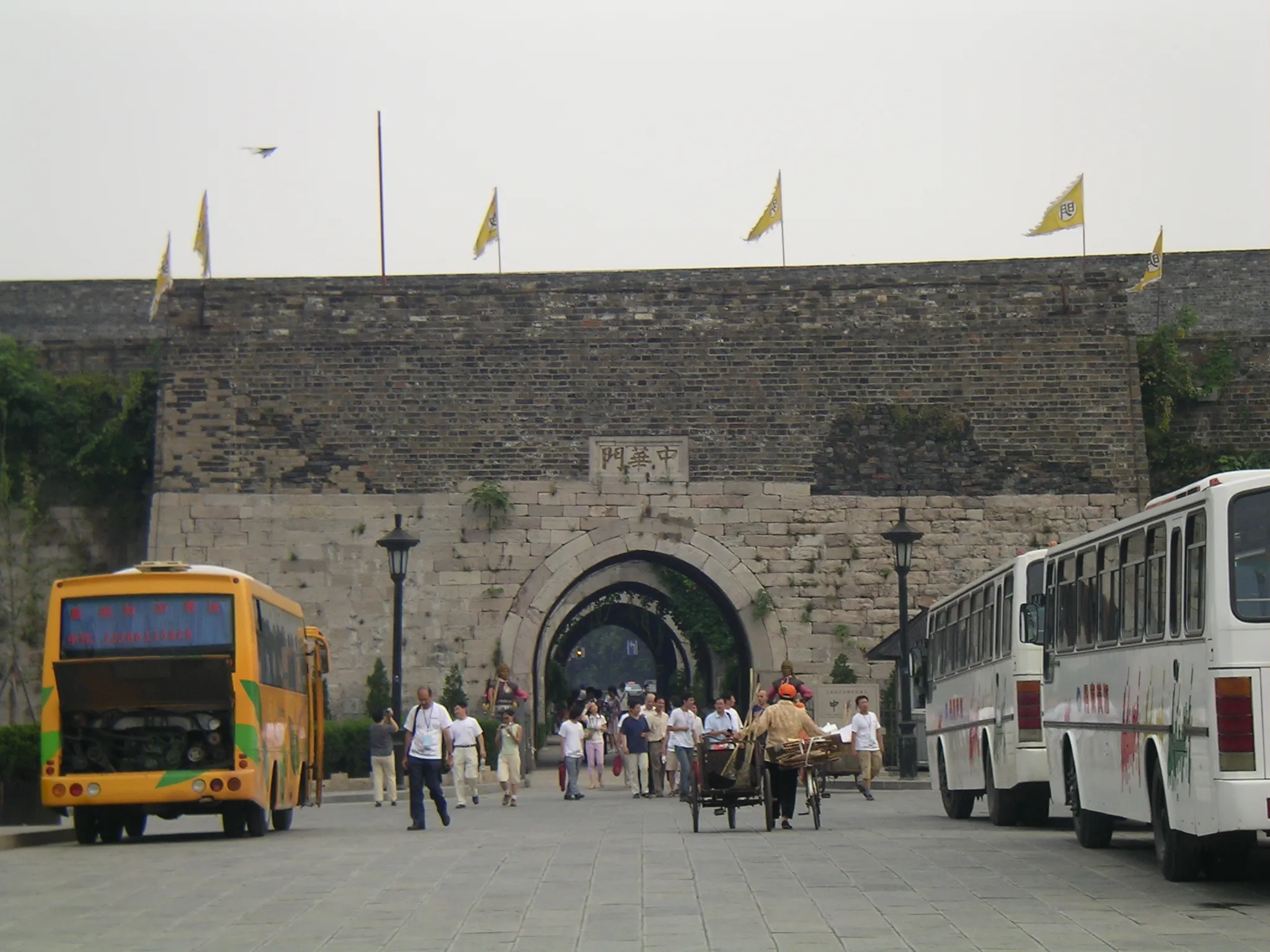 次は南京城の中華門へ来ました。明の時代に建てられたもので、南京は世界でも最大規模の城塞都市なのだそうだ