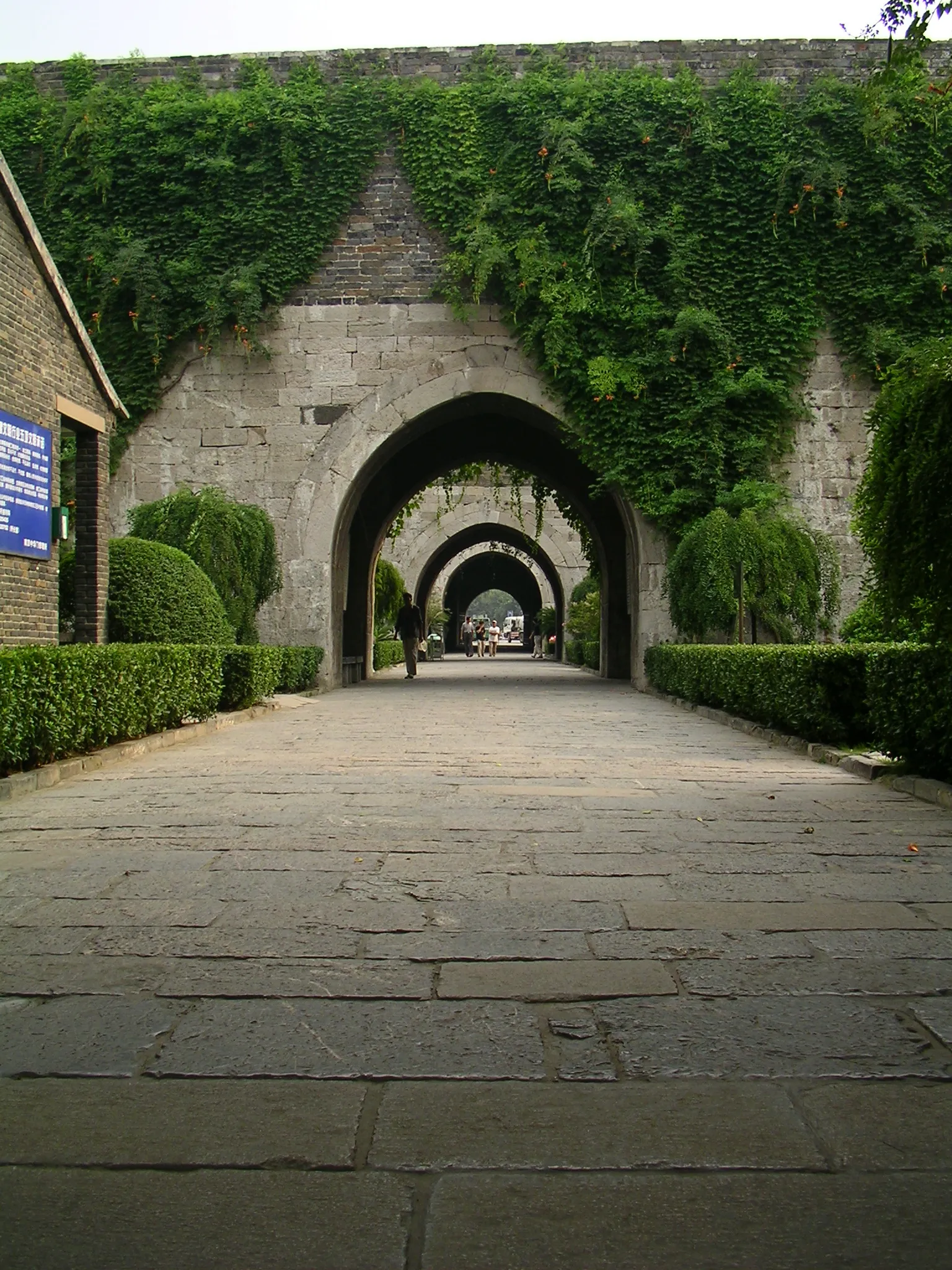 南京城の横穴は奥まで続いています