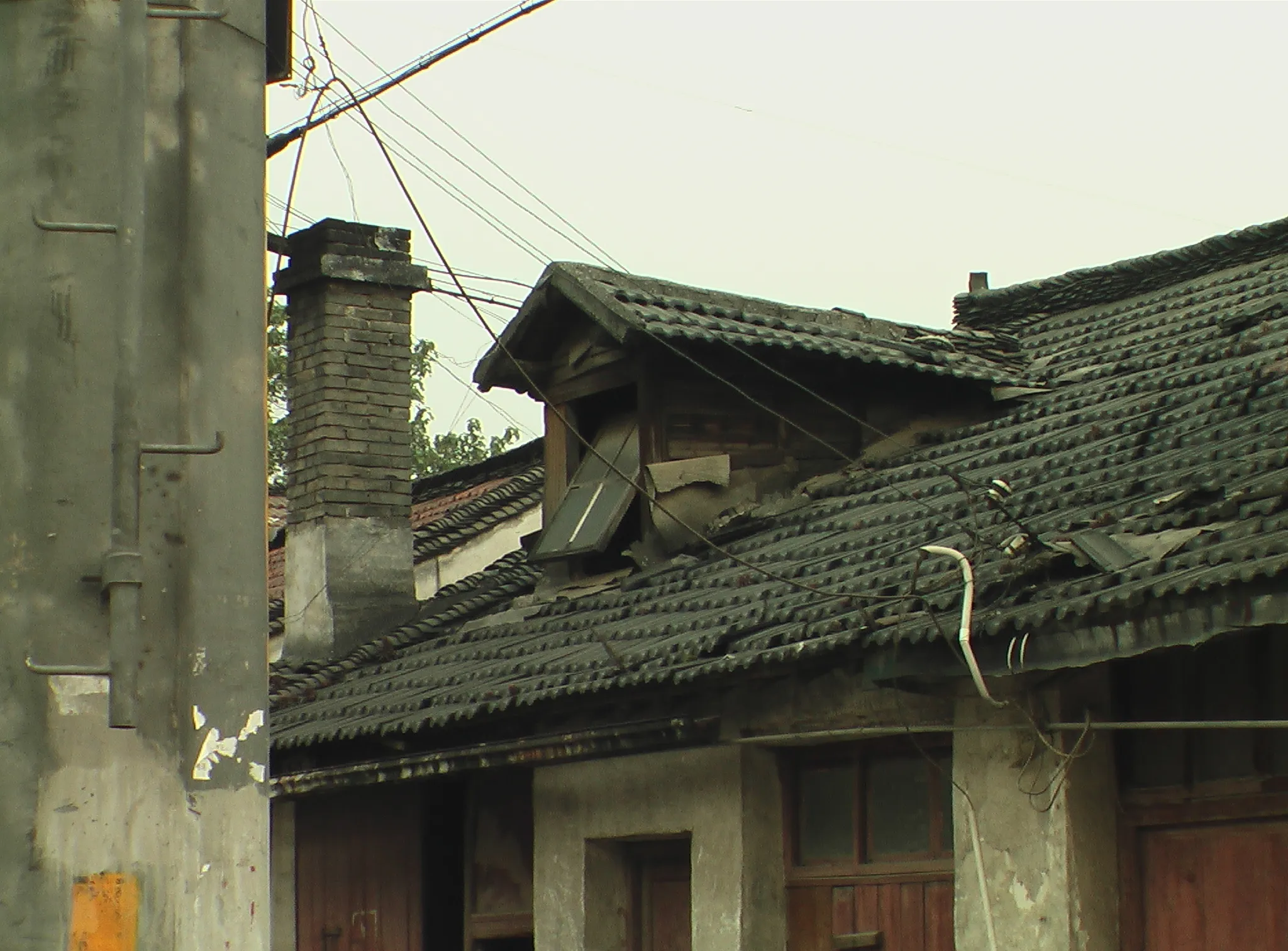 大げさではなく決死の一枚。都市開発で南京の古い建物も取り壊されているのだろうか？