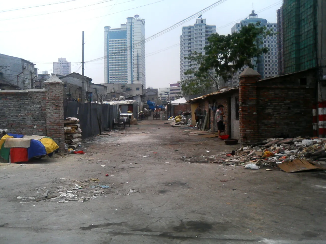 上海は急ピッチで古い弄堂や家を取り壊していました