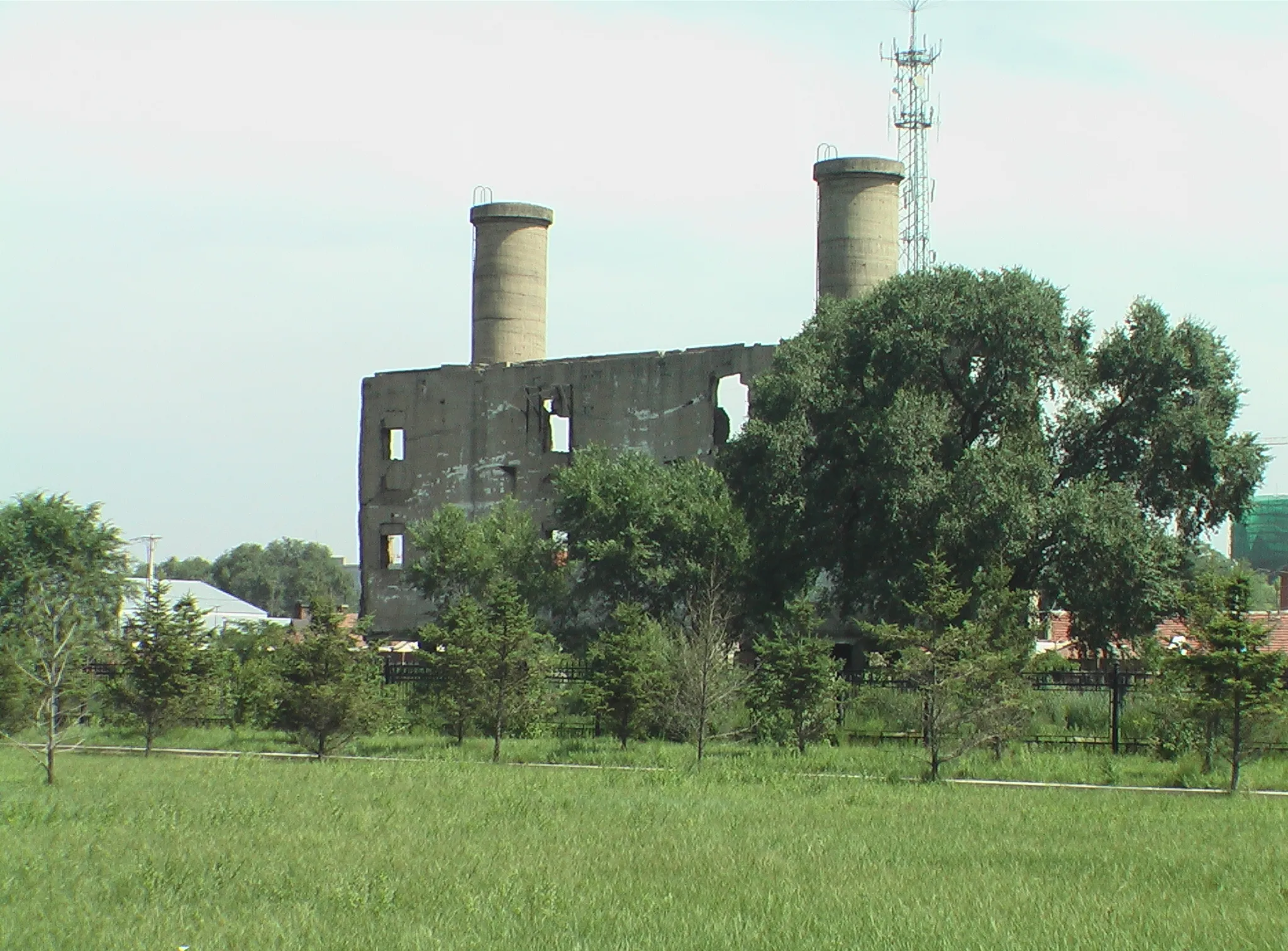 哈爾浜の731部隊罪証陳列館の施設跡地にて撮影。この頃は街中が道路工事で汚かったです