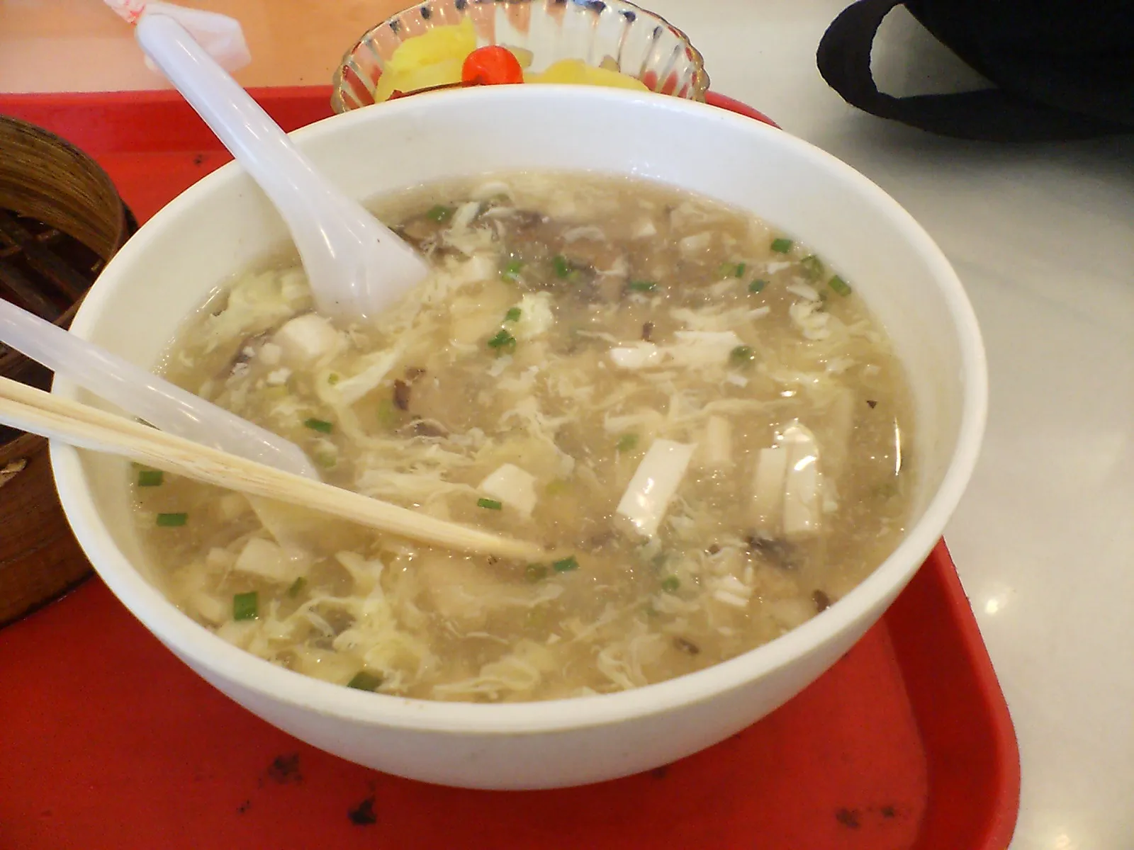 蘇州観光　蘇州までの列車の待ち時間の間、近くで食事。肉まんとスープ