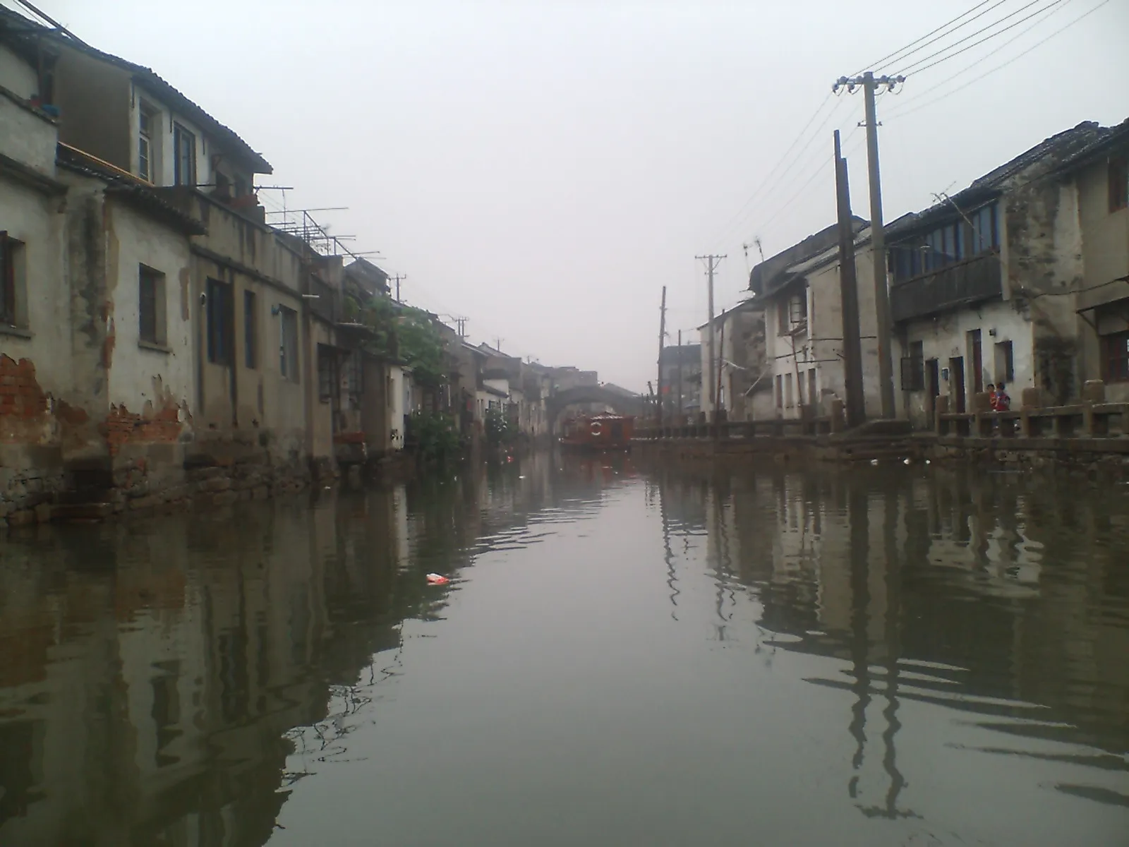蘇州観光　古い家々がならぶ蘇州の運河の町並み。まったりした雰囲気
