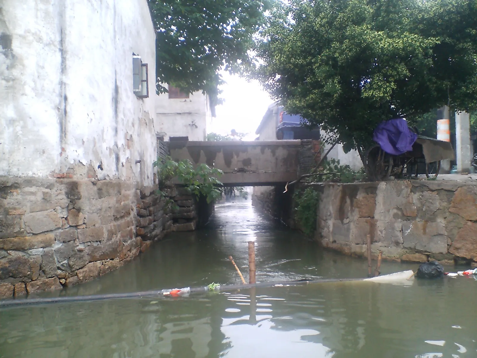 蘇州観光　別の狭い水路。蘇州の運河は太湖など淀山湖などたくさんある湖とつながっている。もちろん長江ともつながっている