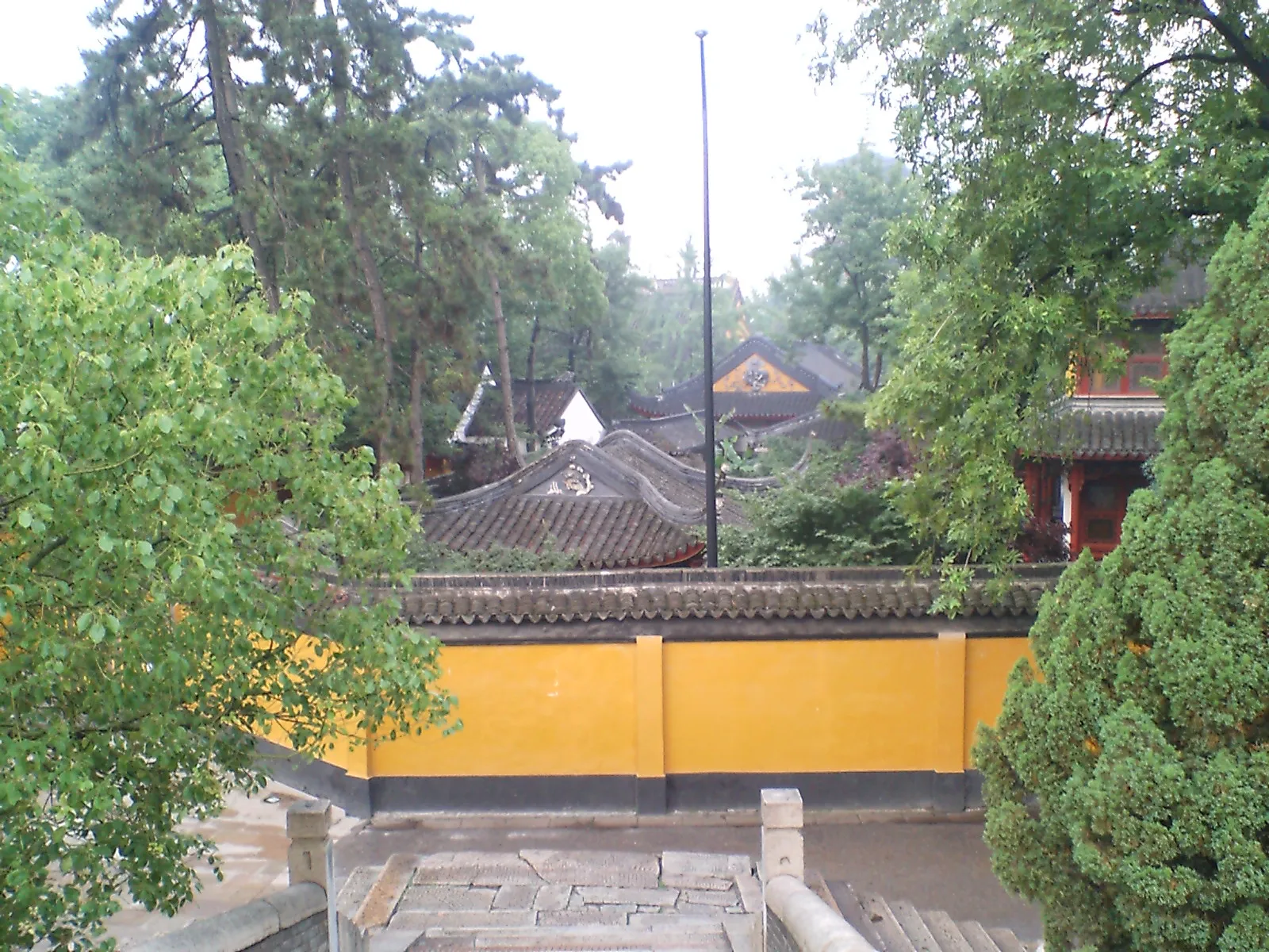 蘇州観光　蘇州の世界遺産の寒山寺を散歩。黄色い壁ですぐに分かりますね