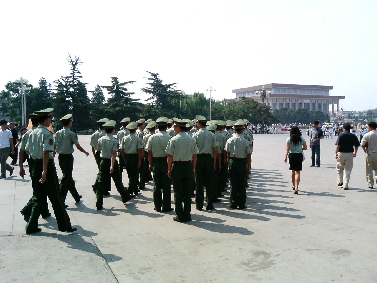 警備の武装警官