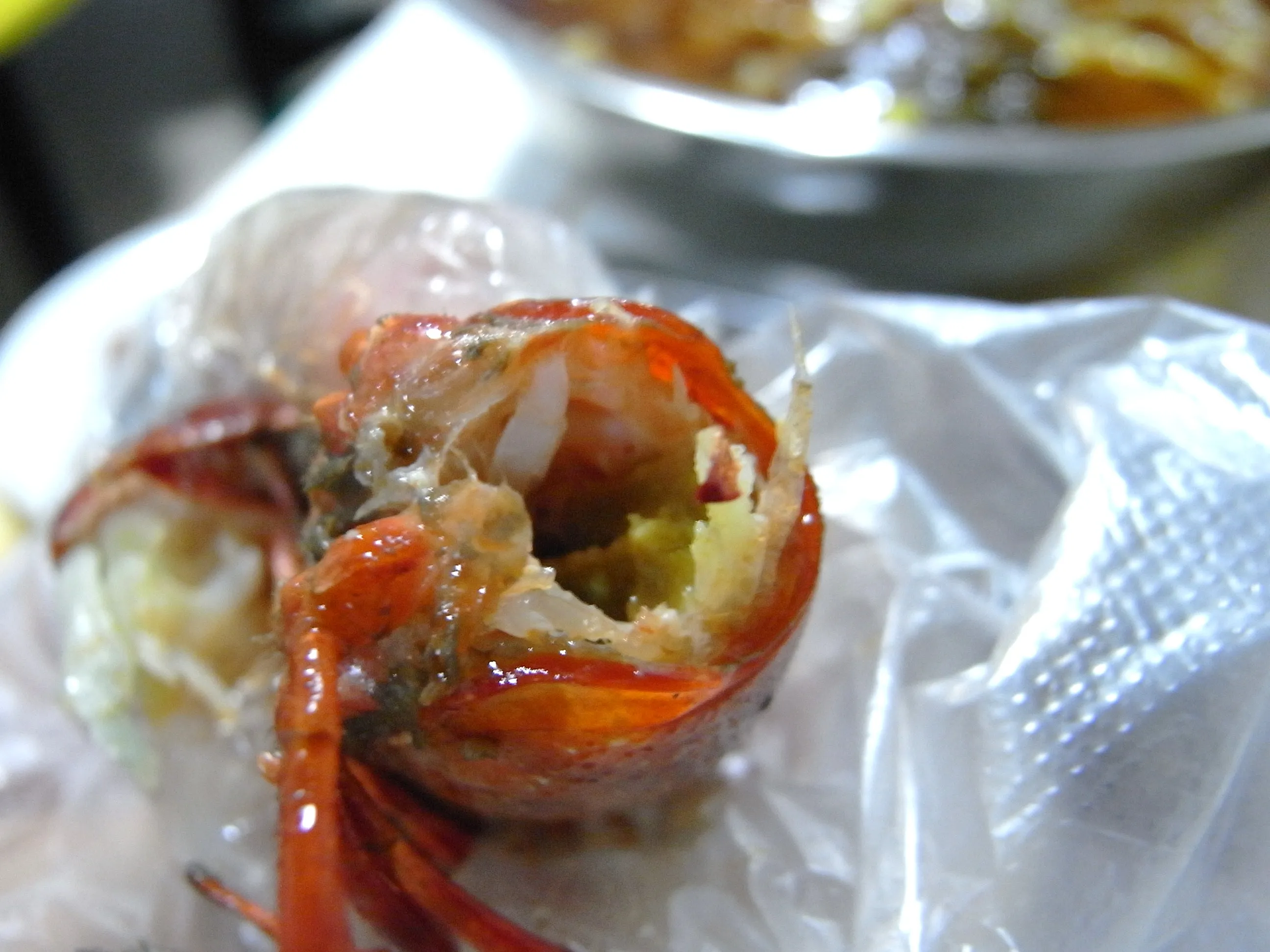 ザリガニの兜の中をすする様子