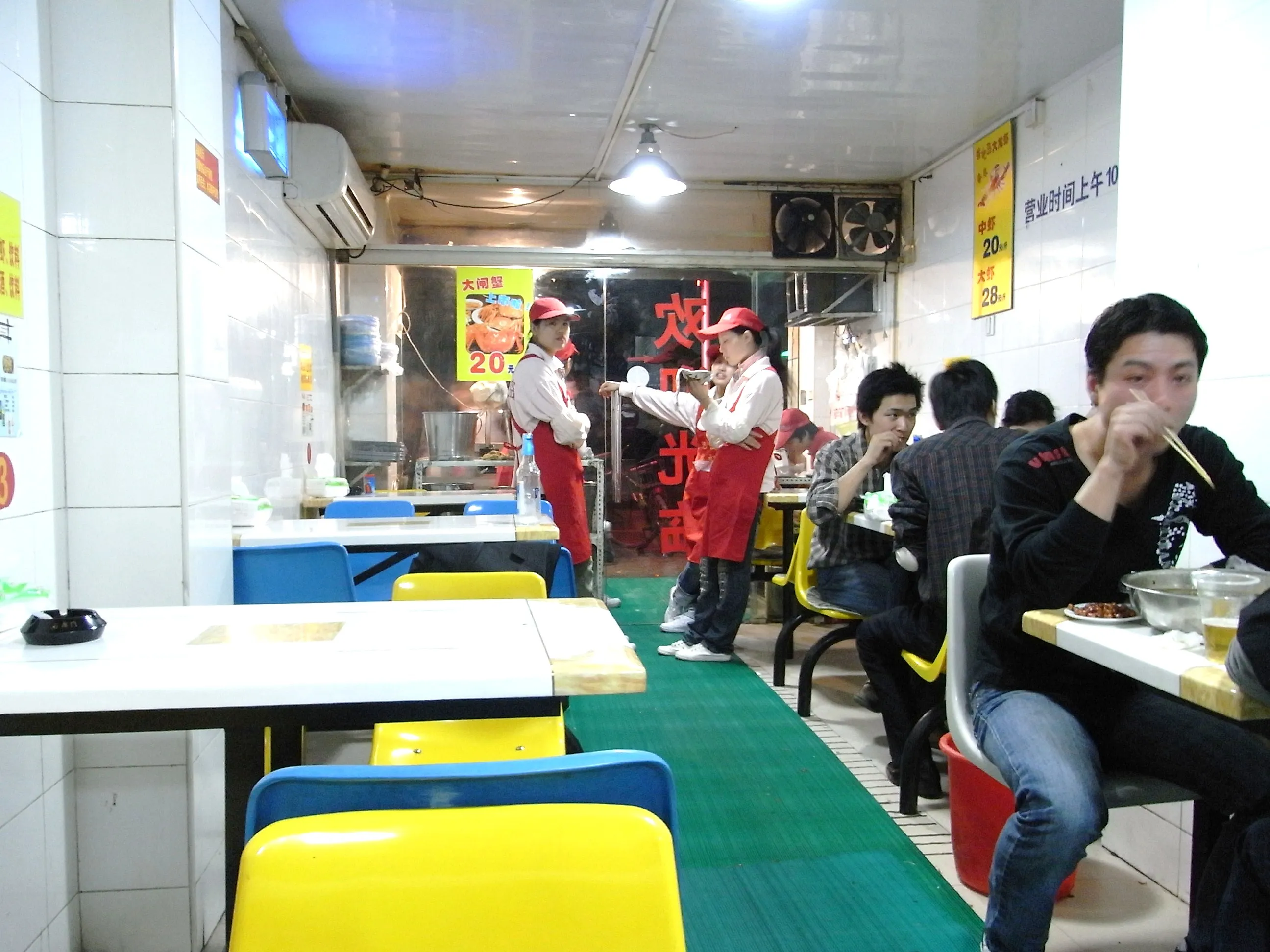 地元民向けの上海料理店の店内