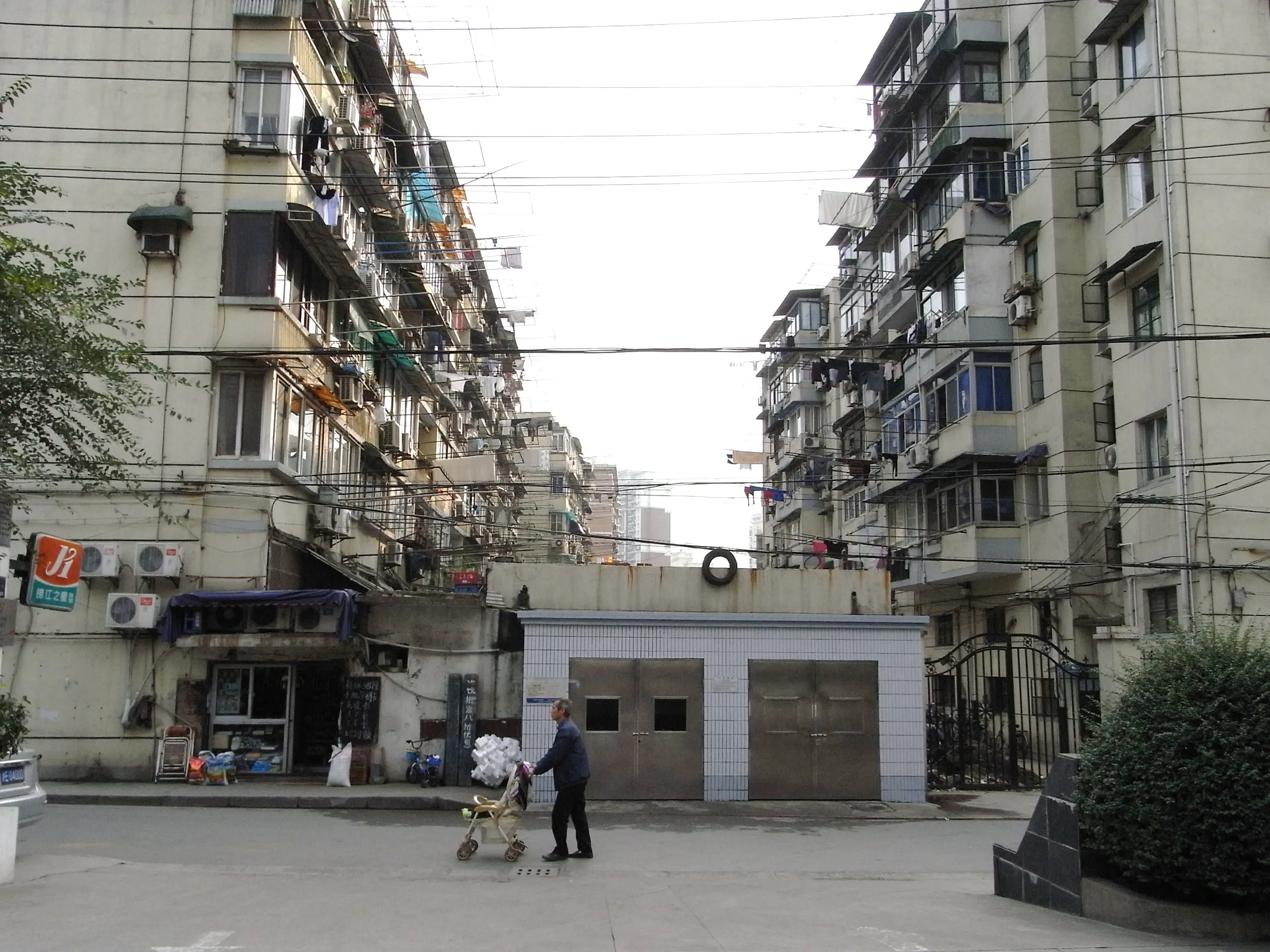 錦江之星の側にある古いマンション群