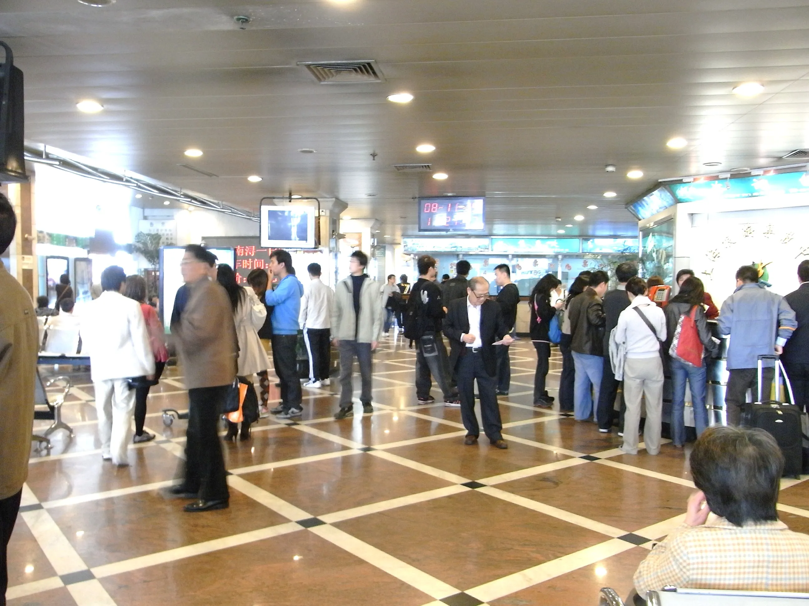 英語圏の観光客もいるバス乗り場