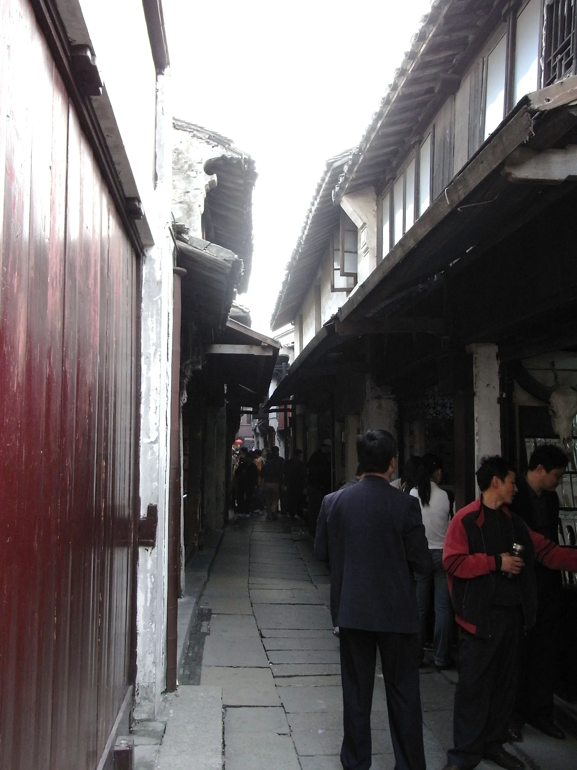 運河沿いの商店と露店