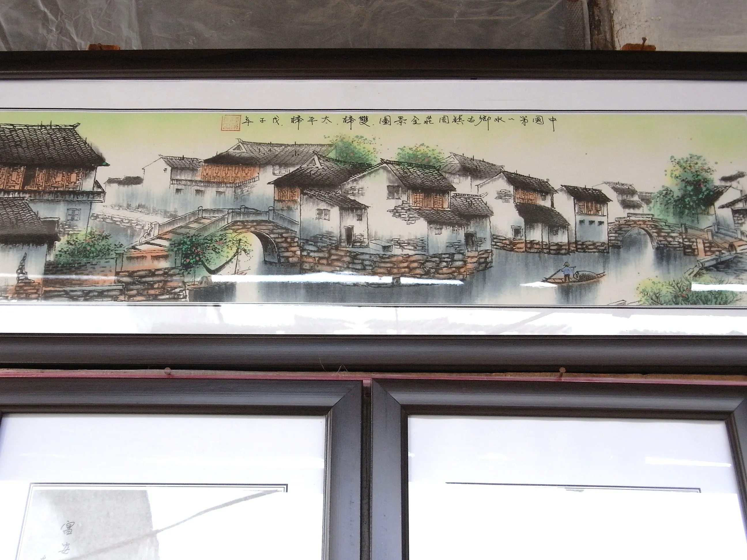 運河沿いの商店に飾られた絵