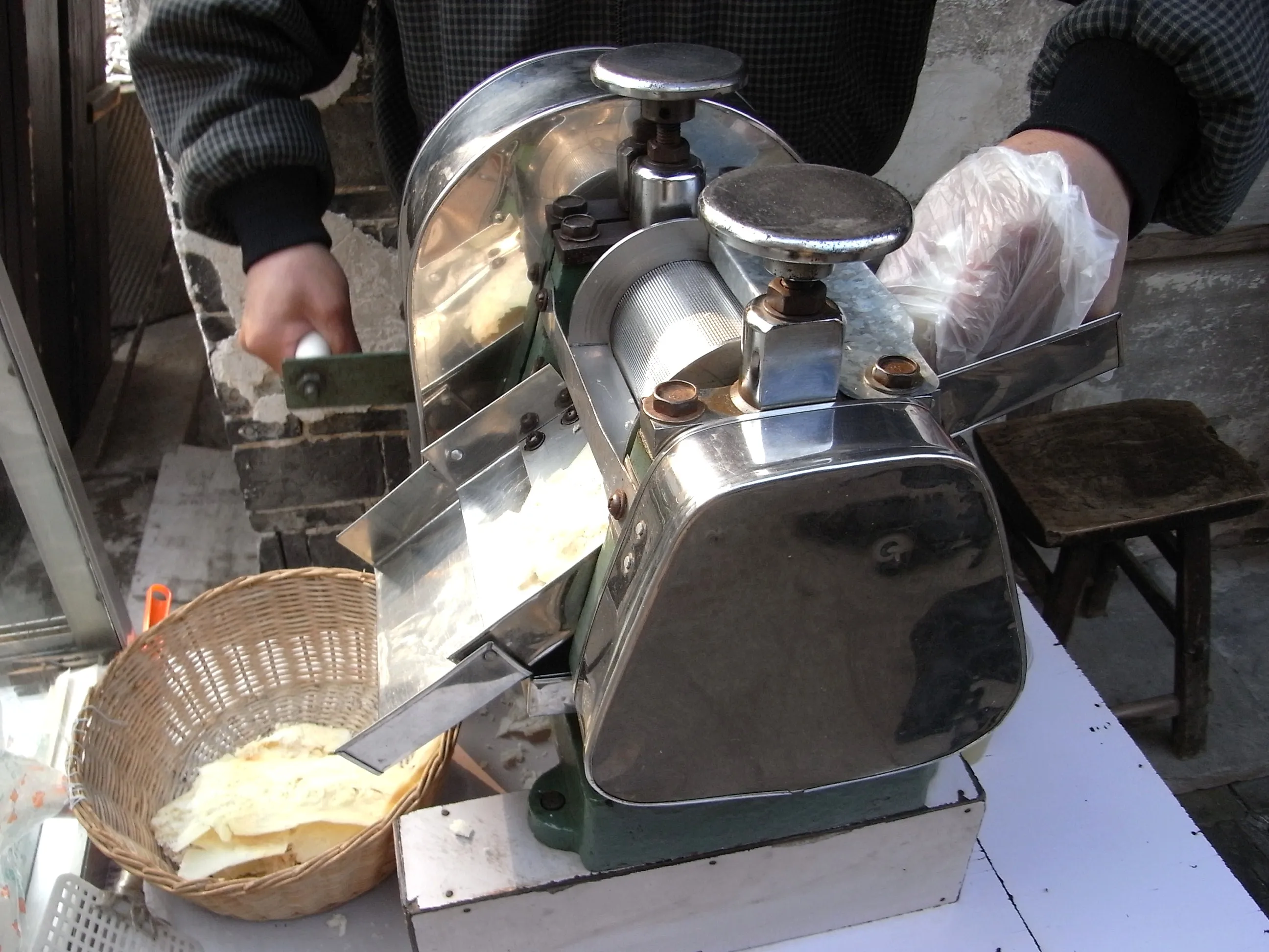 サトウキビを搾る機械