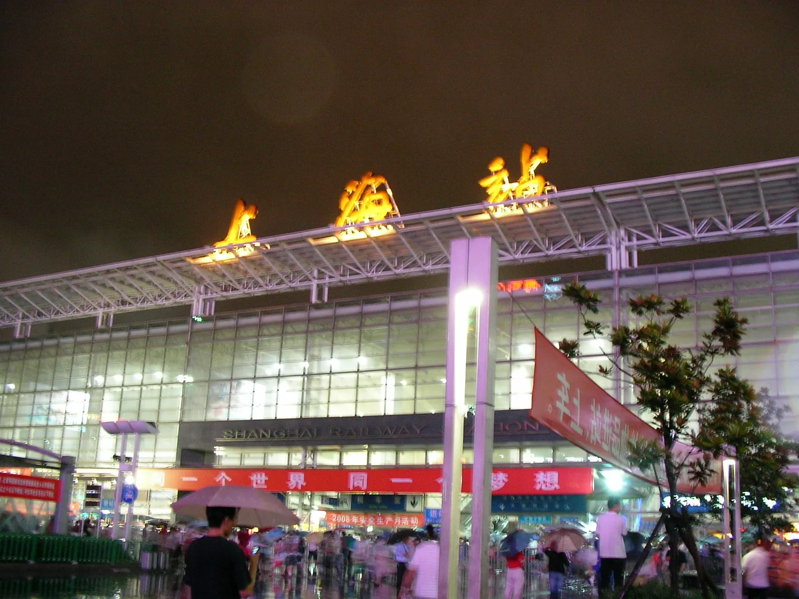 上海駅でウルムチまでの切符を購入