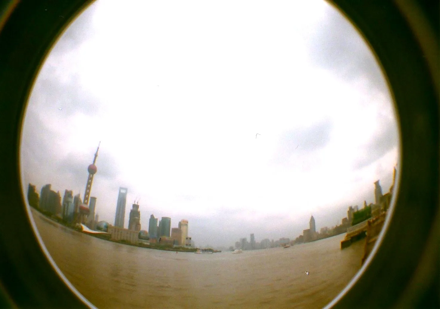 LOMO Fisheye2で撮影した黄浦江