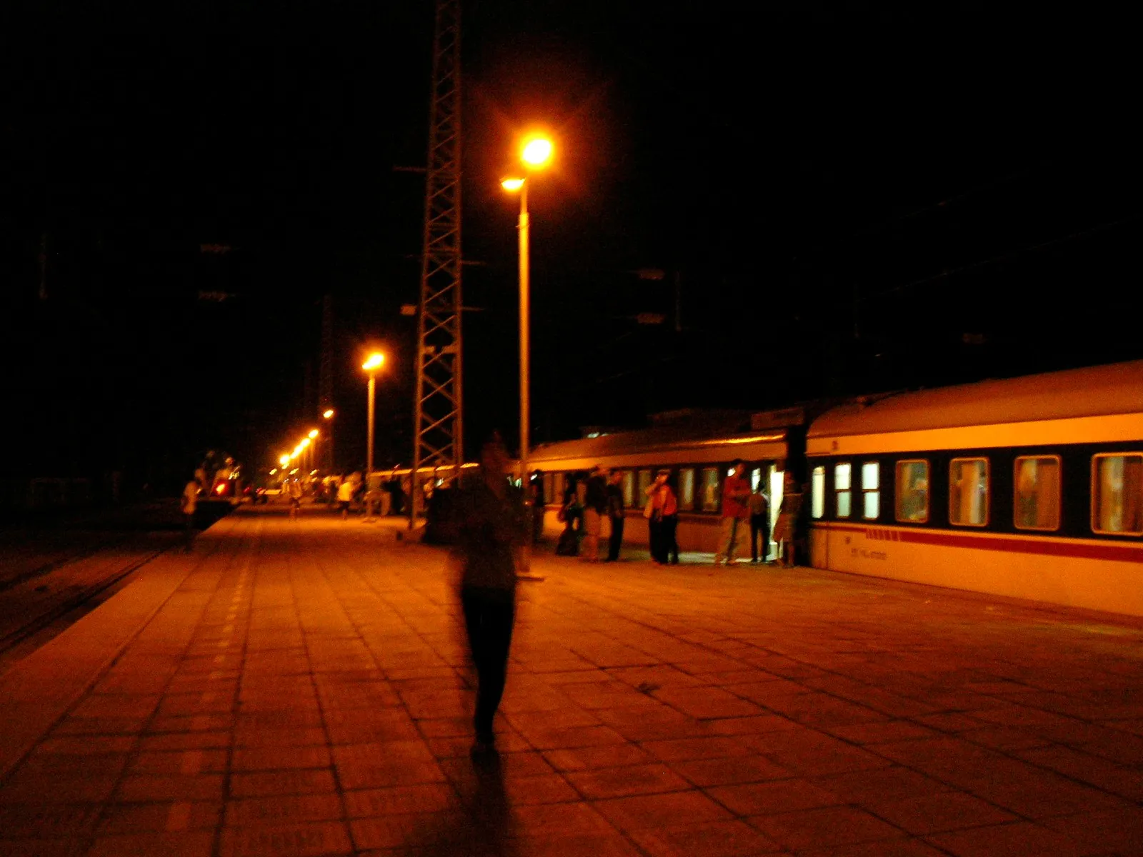 夜の駅での補給休憩