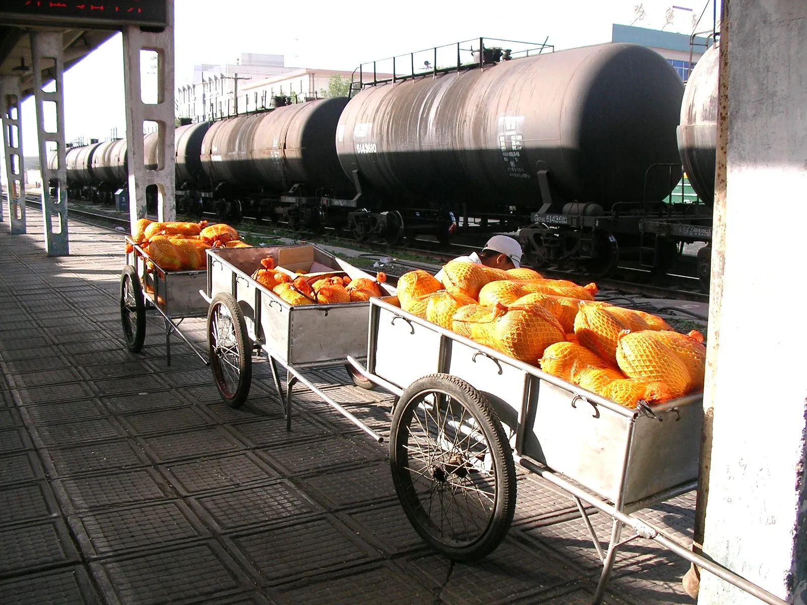 露店で売られる哈密瓜