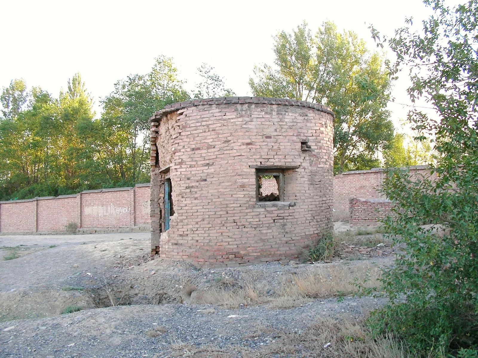 丘の上にあるレンガ造りの建物跡