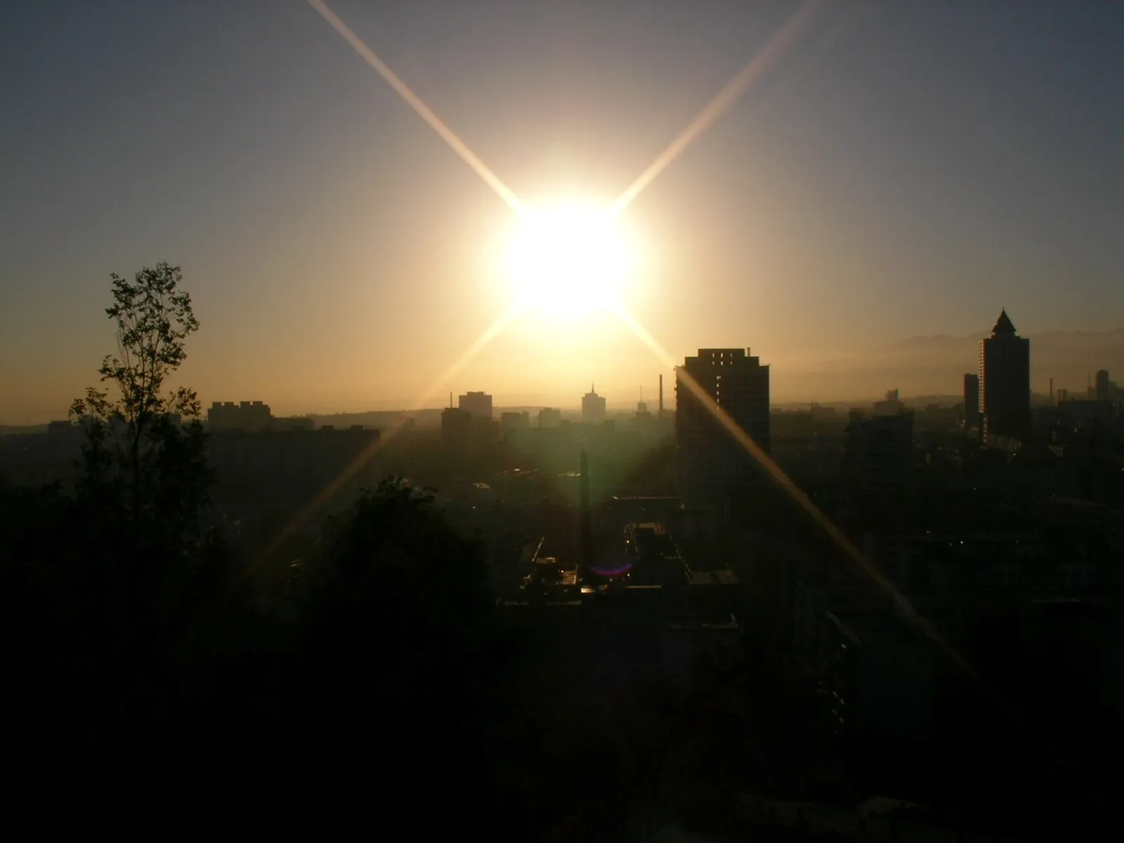 LOMO Fisheye2で撮影したウルムチの日の出