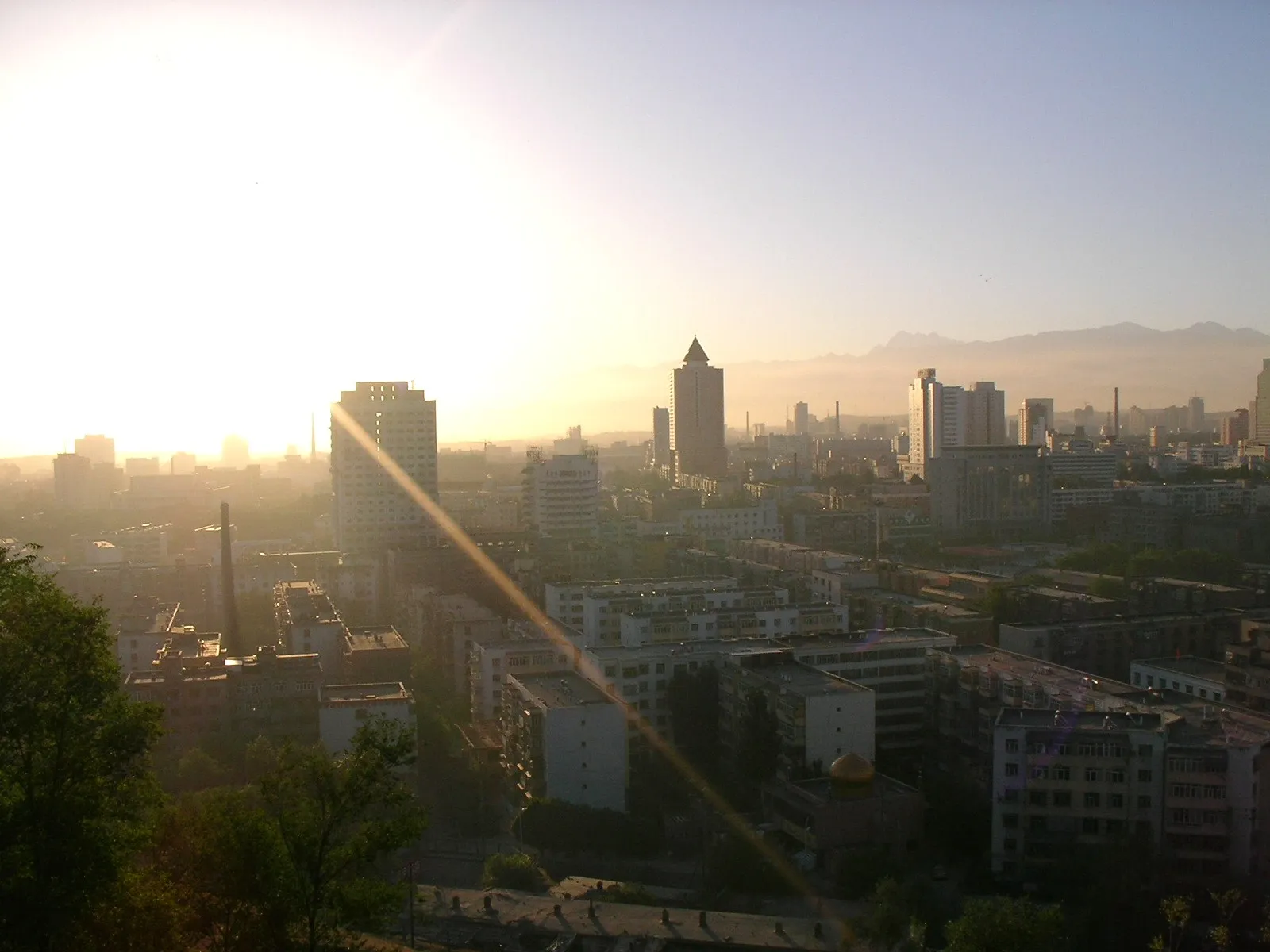 ウルムチ市東側の日の出