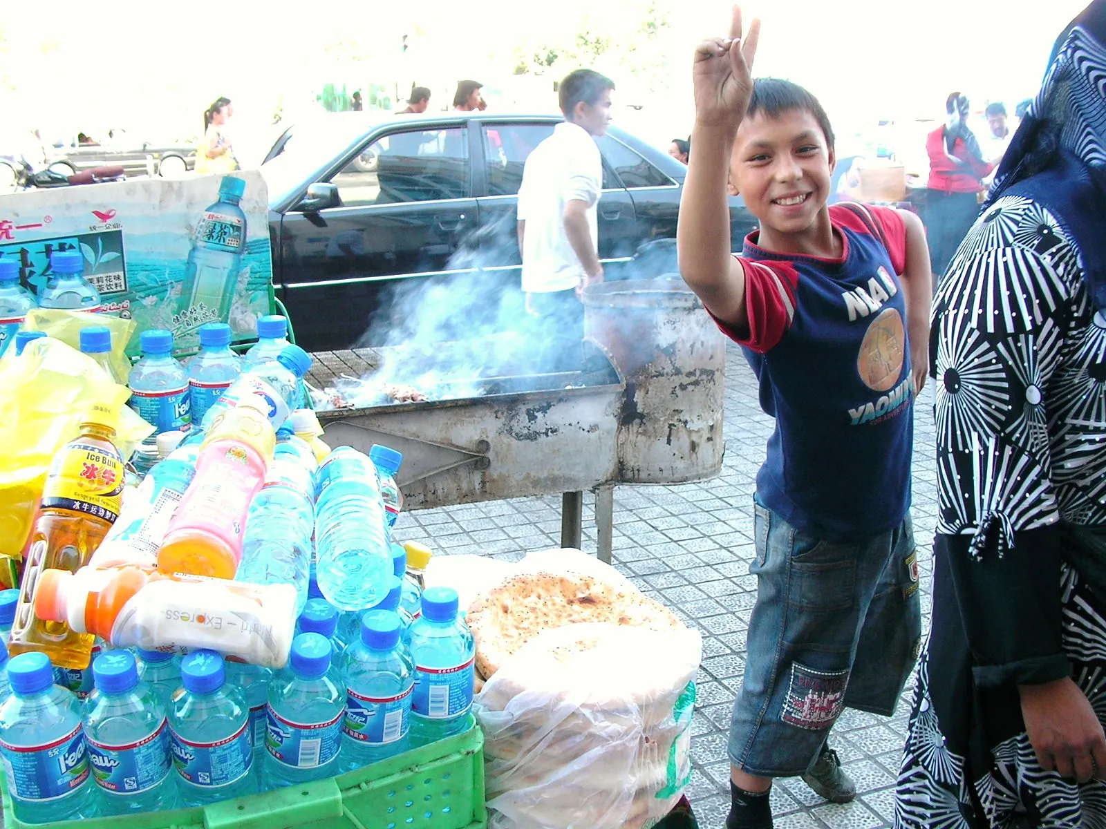 露店の手伝いをするウイグル族の子供
