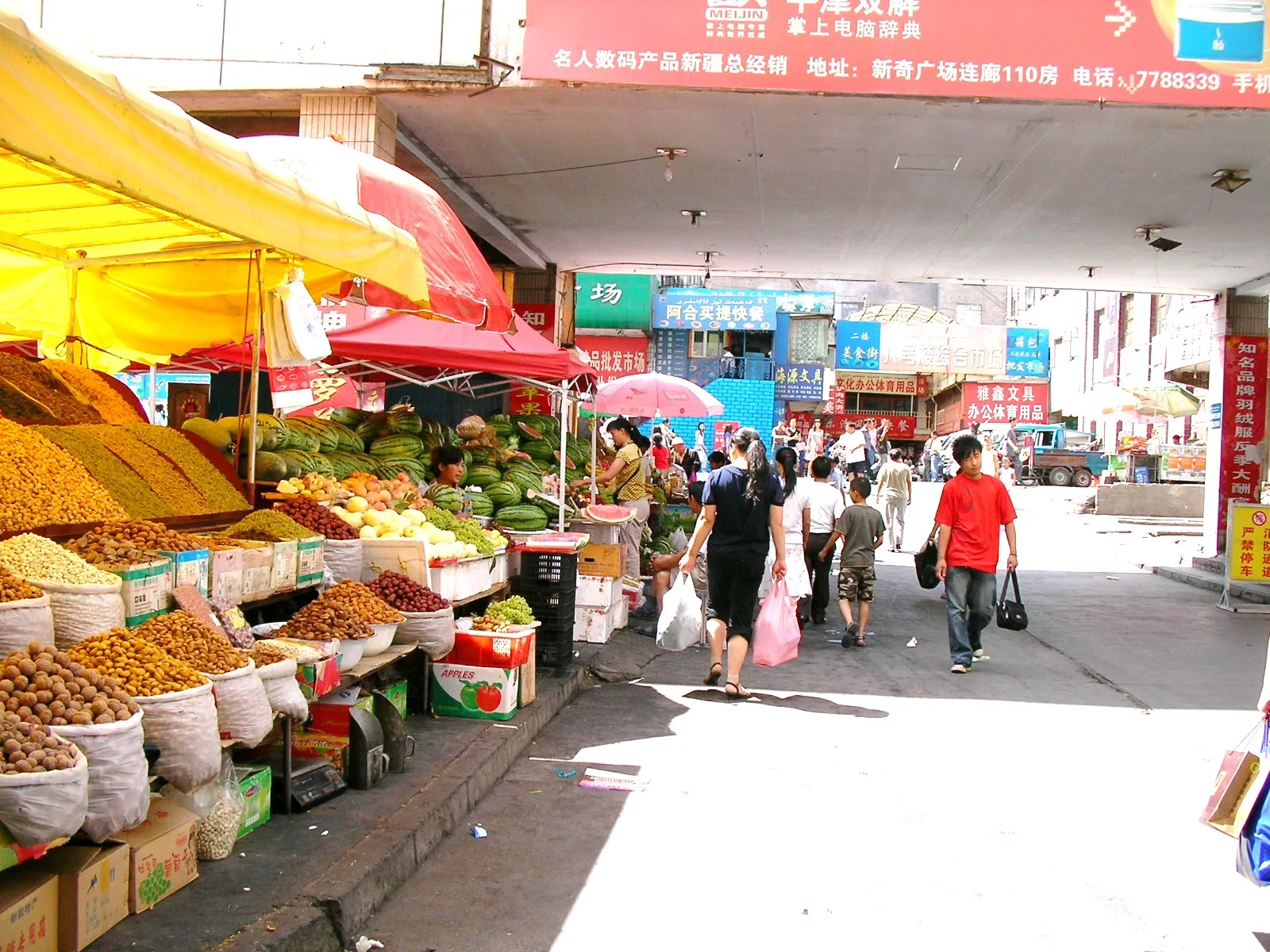 ウルムチ南駅近くの黄河路商店街