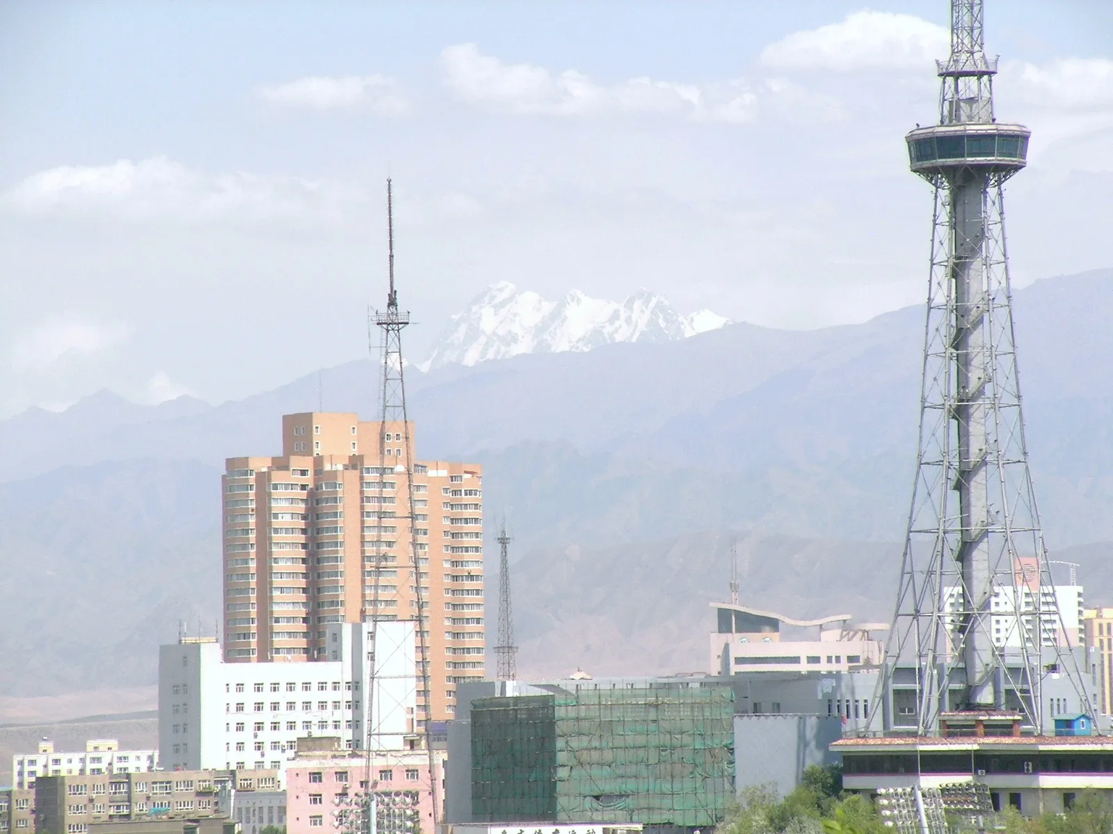 天山山脈の雪山