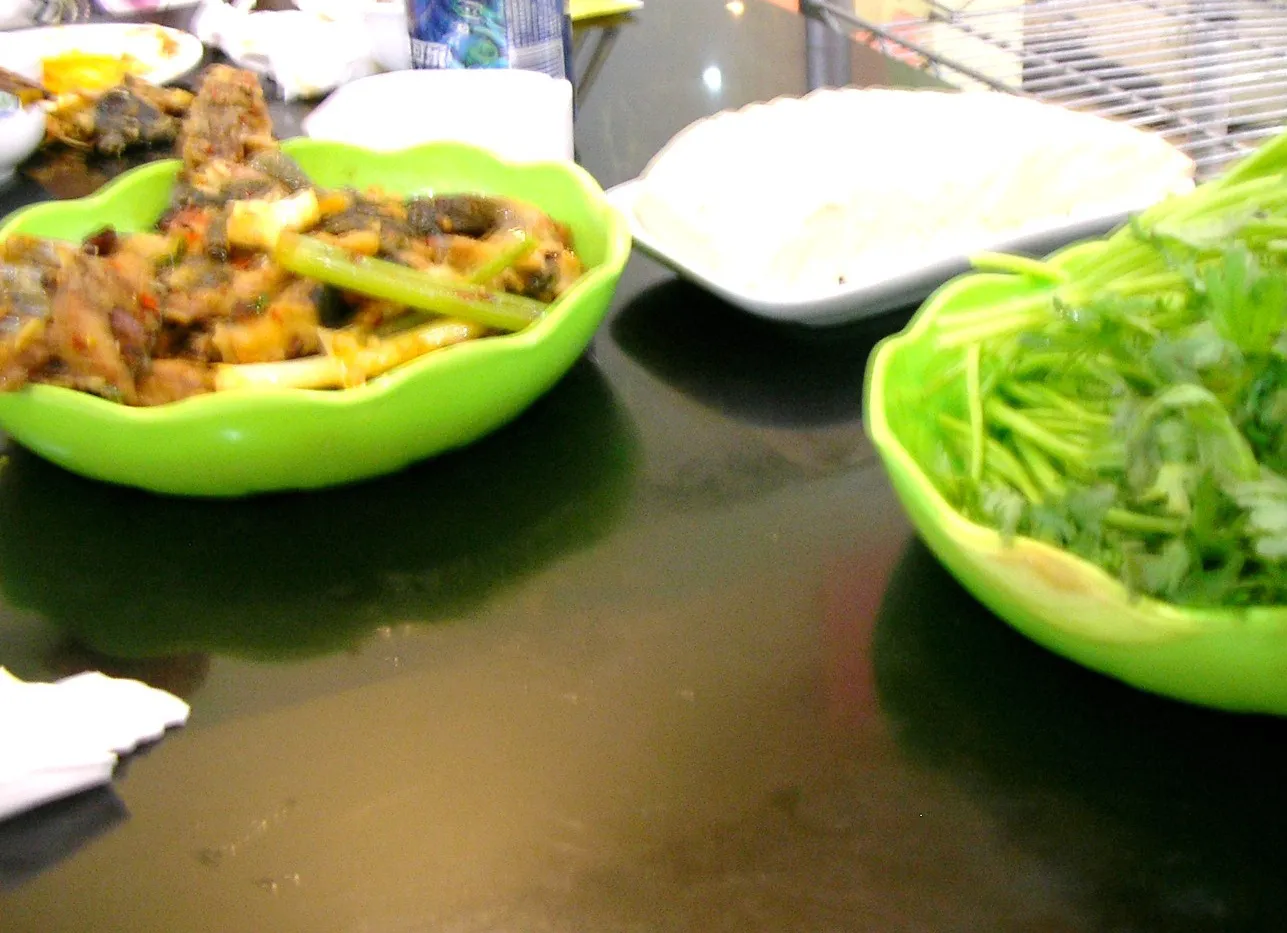 鍋に具材を入れる様子