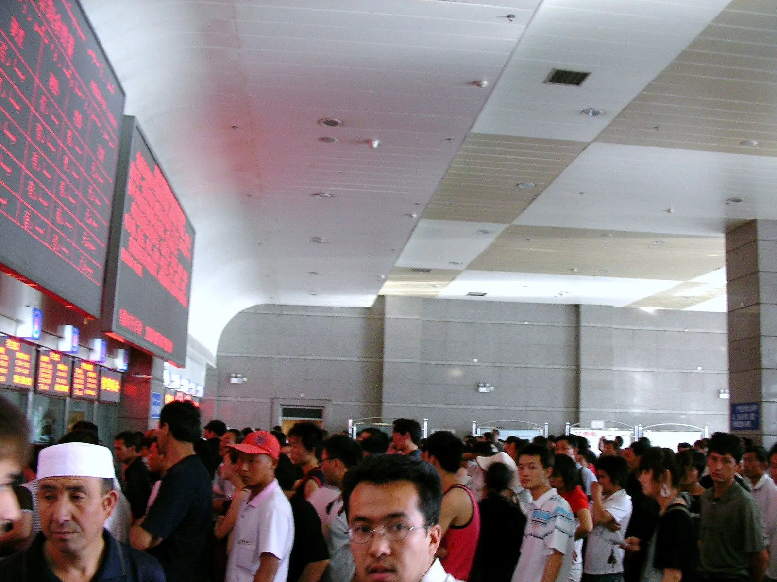 駅構内の荷物検査