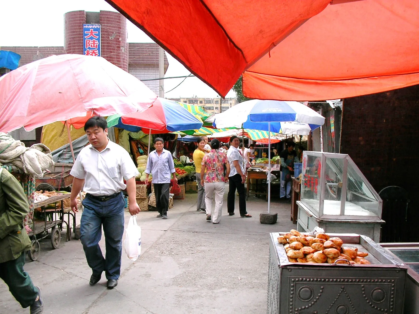 ウルムチ駅裏路地の商店と屋台