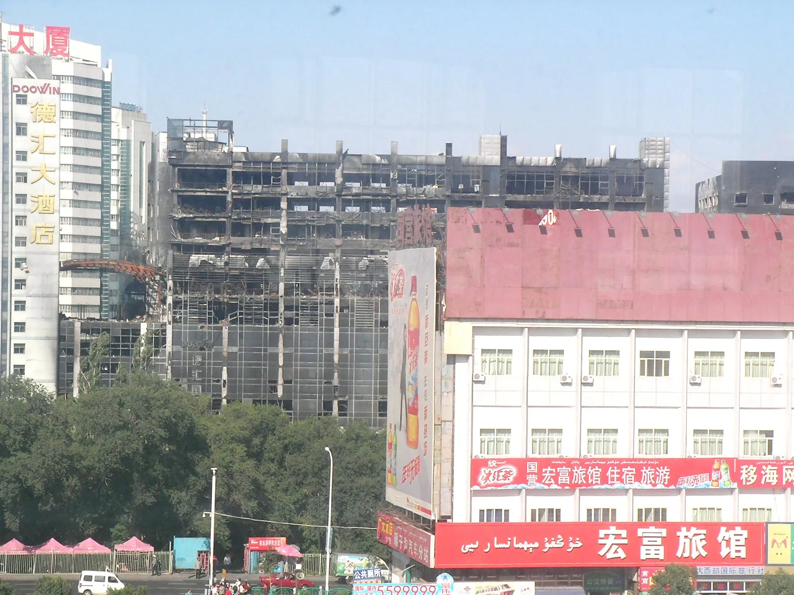 駅構内からのデパートの風景