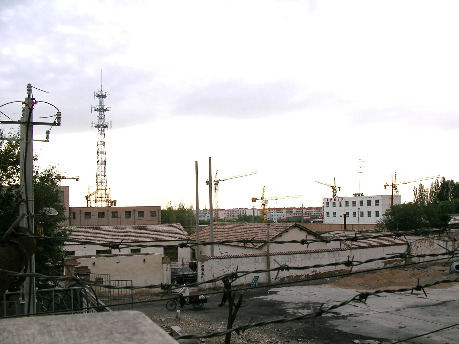 ウルムチ駅を出発してすぐの車窓風景