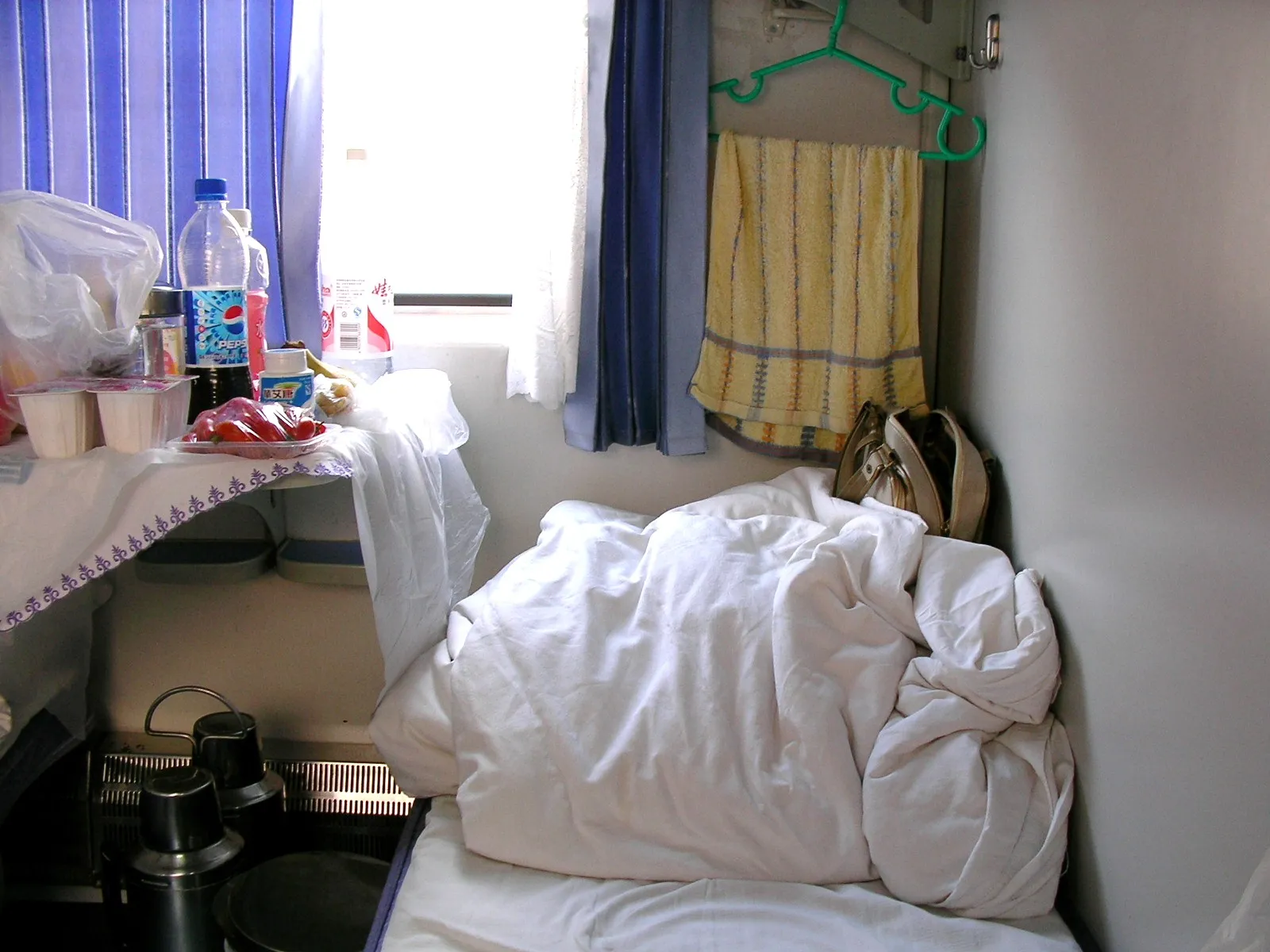 T54次寝台列車の下臥（下段ベッド）