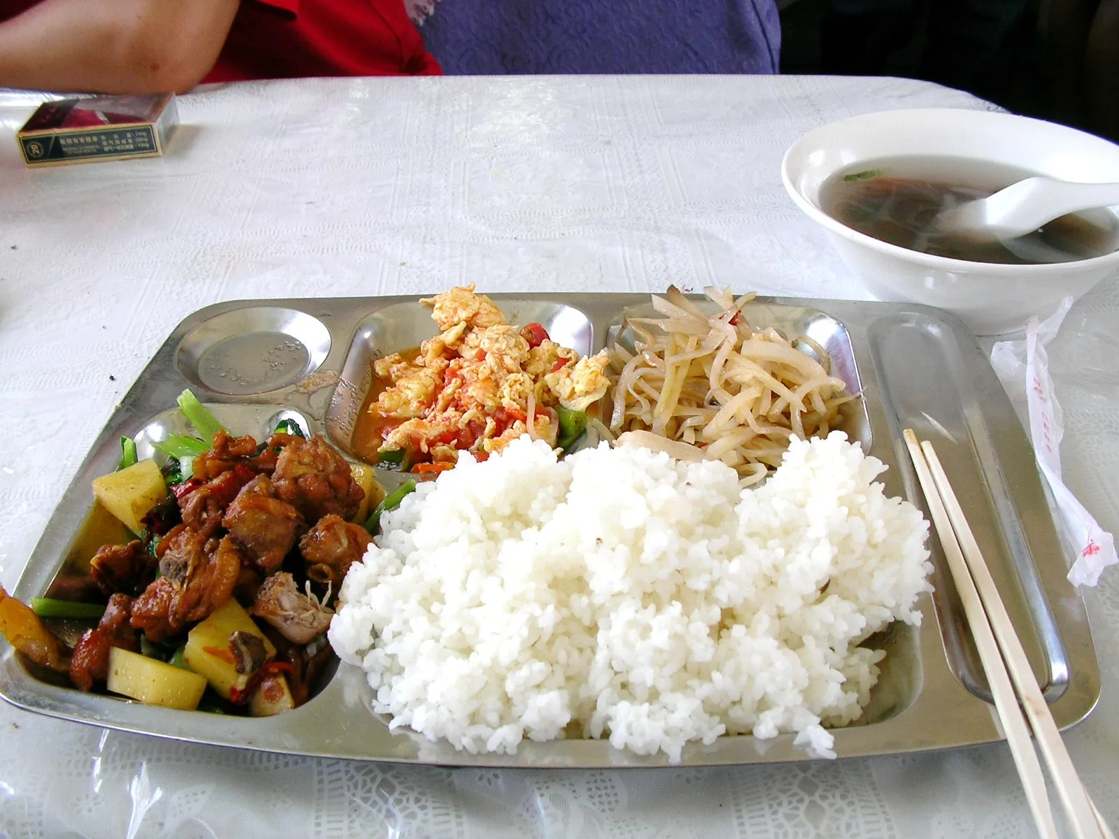 夕食の東坂肉と卵とトマトの炒め物セット