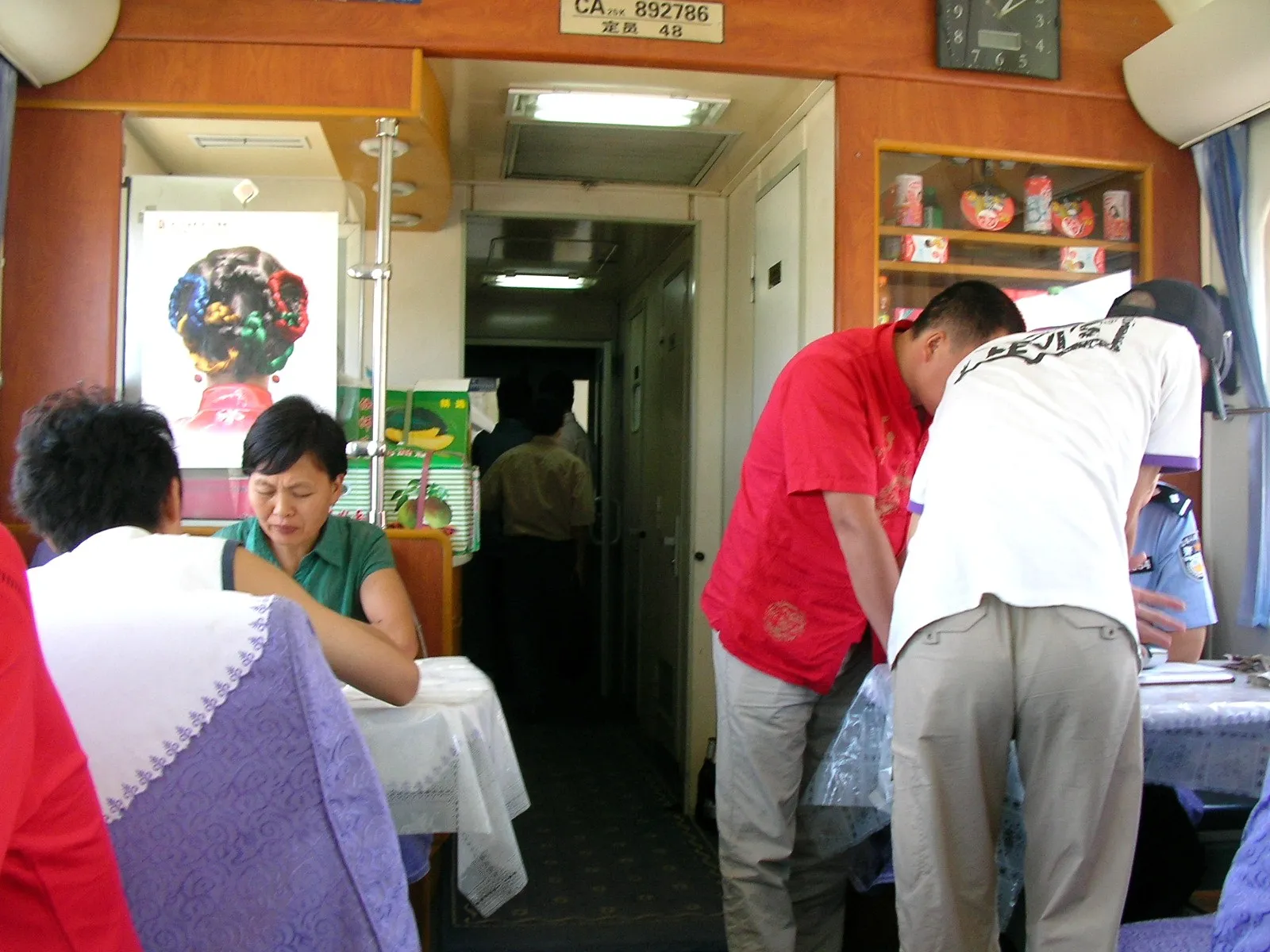 T54次の食堂車での注文の様子