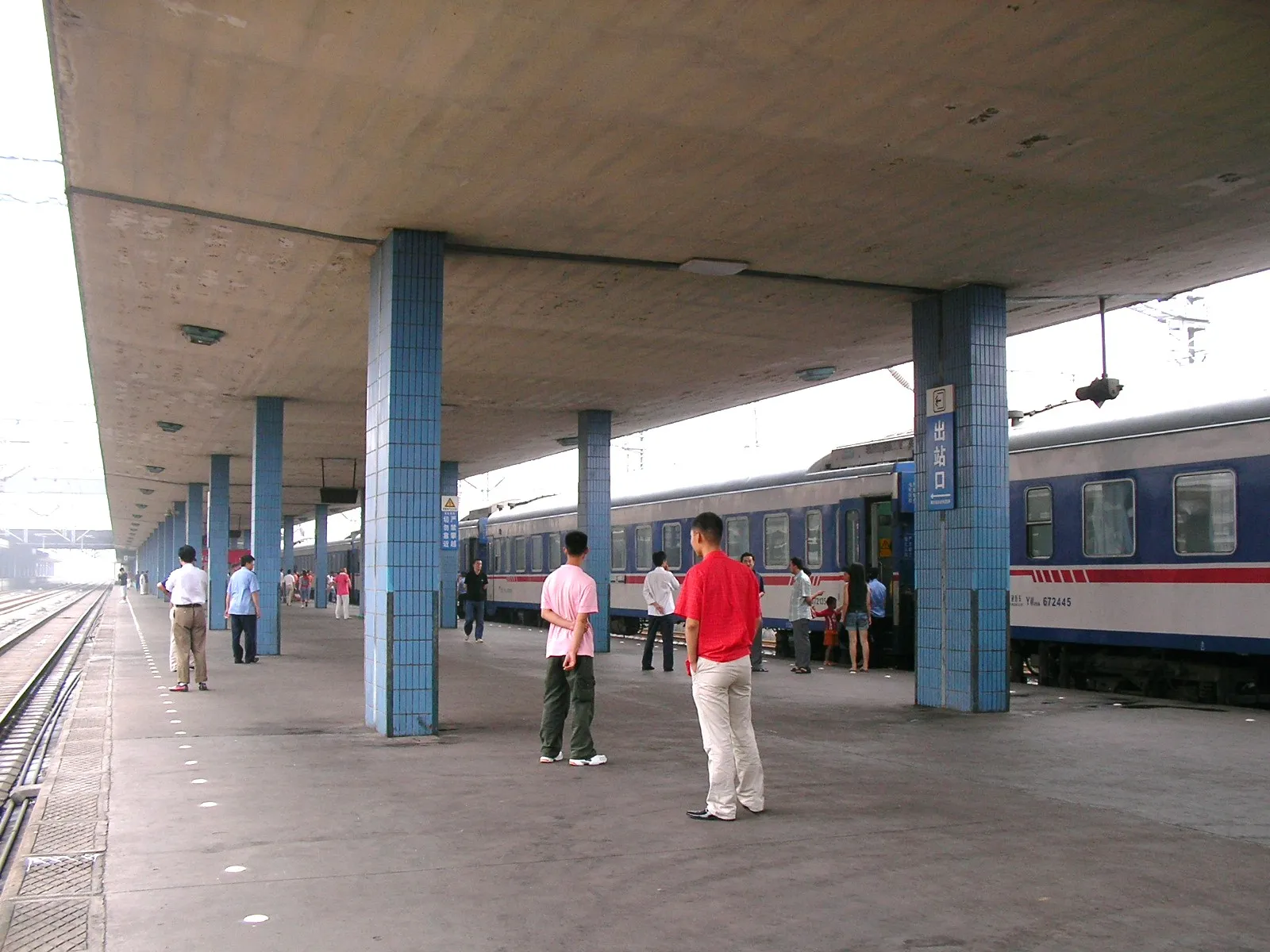 徐州で乗り換える乗客たち